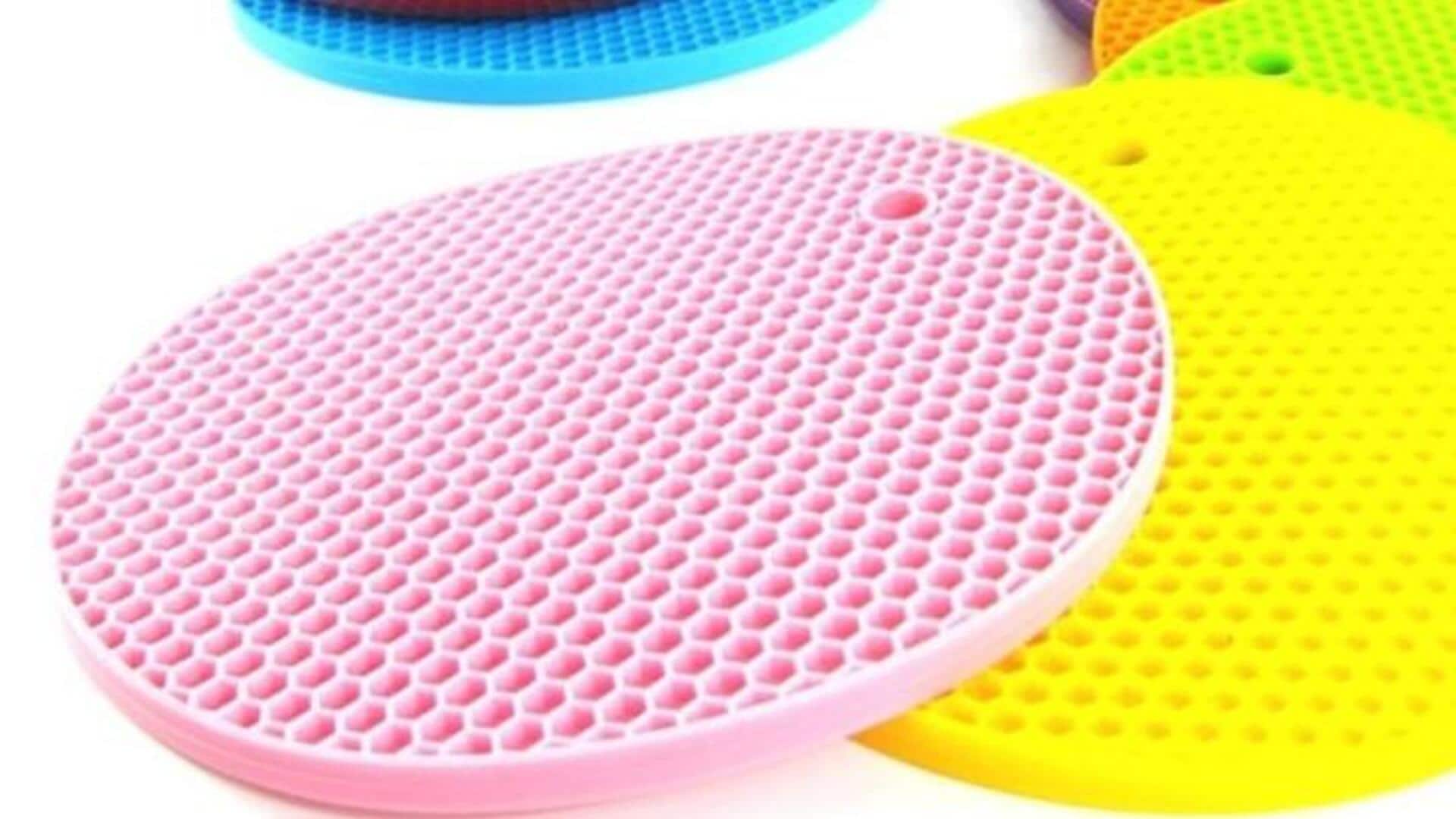 Manfaatkan tatakan silikon untuk perlindungan furnitur tanpa suara