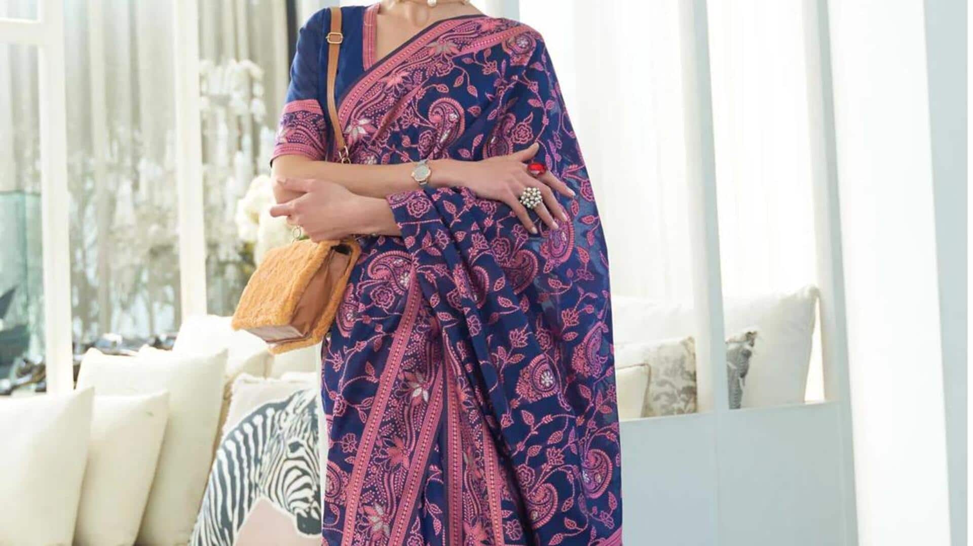 Gaya saree Chikankari untuk musim hujan