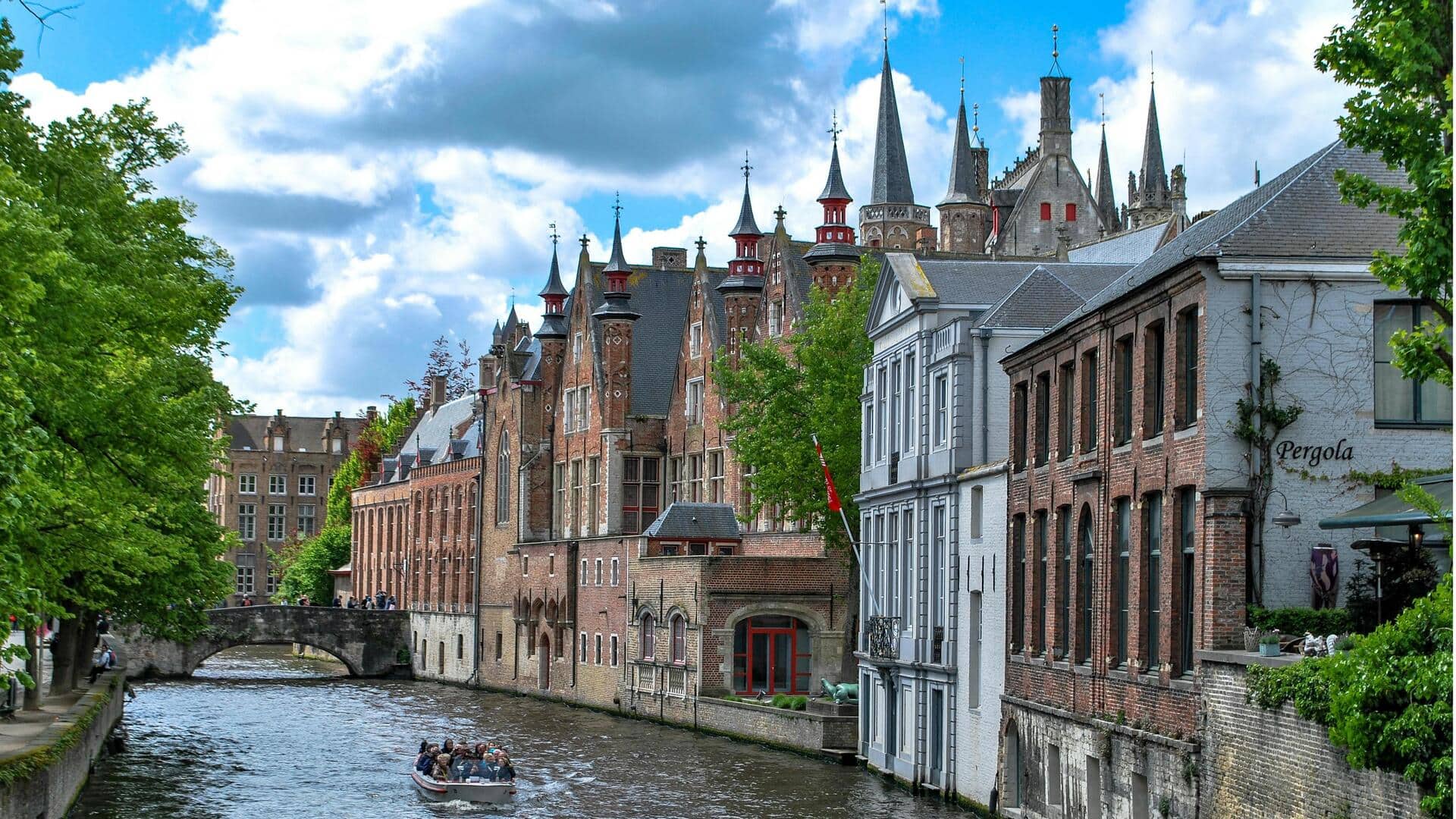 Menjelajahi Bruges: Kanal dan Pesona Sejarah Belgia