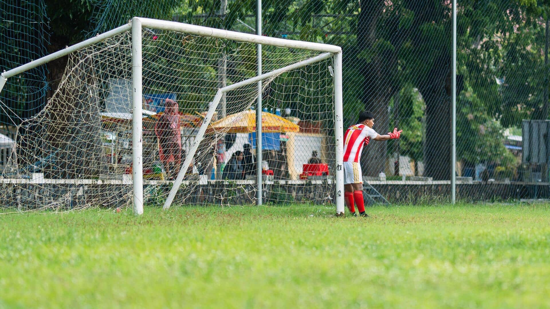 Mengapa gawang sepak bola berbentuk persegi panjang?