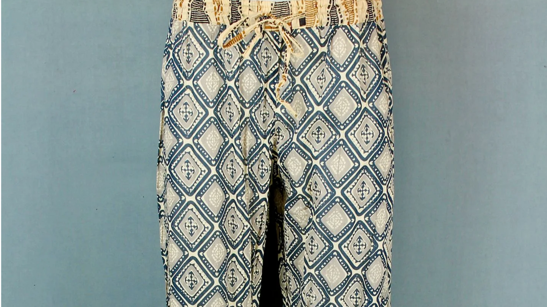 Celana lurus cetak blok: Gaya musim semi India