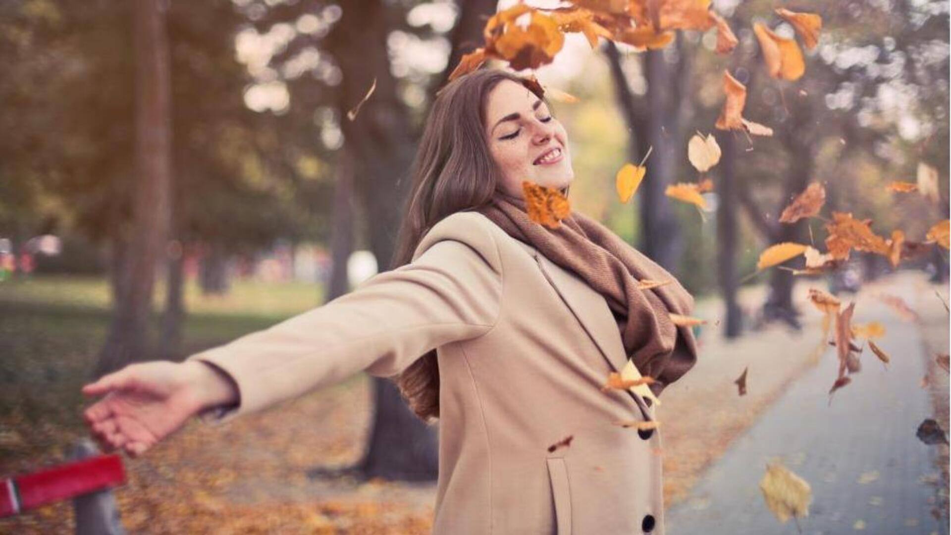 Memadukan syal tenun tangan ke dalam gaya pakaian transisi Anda