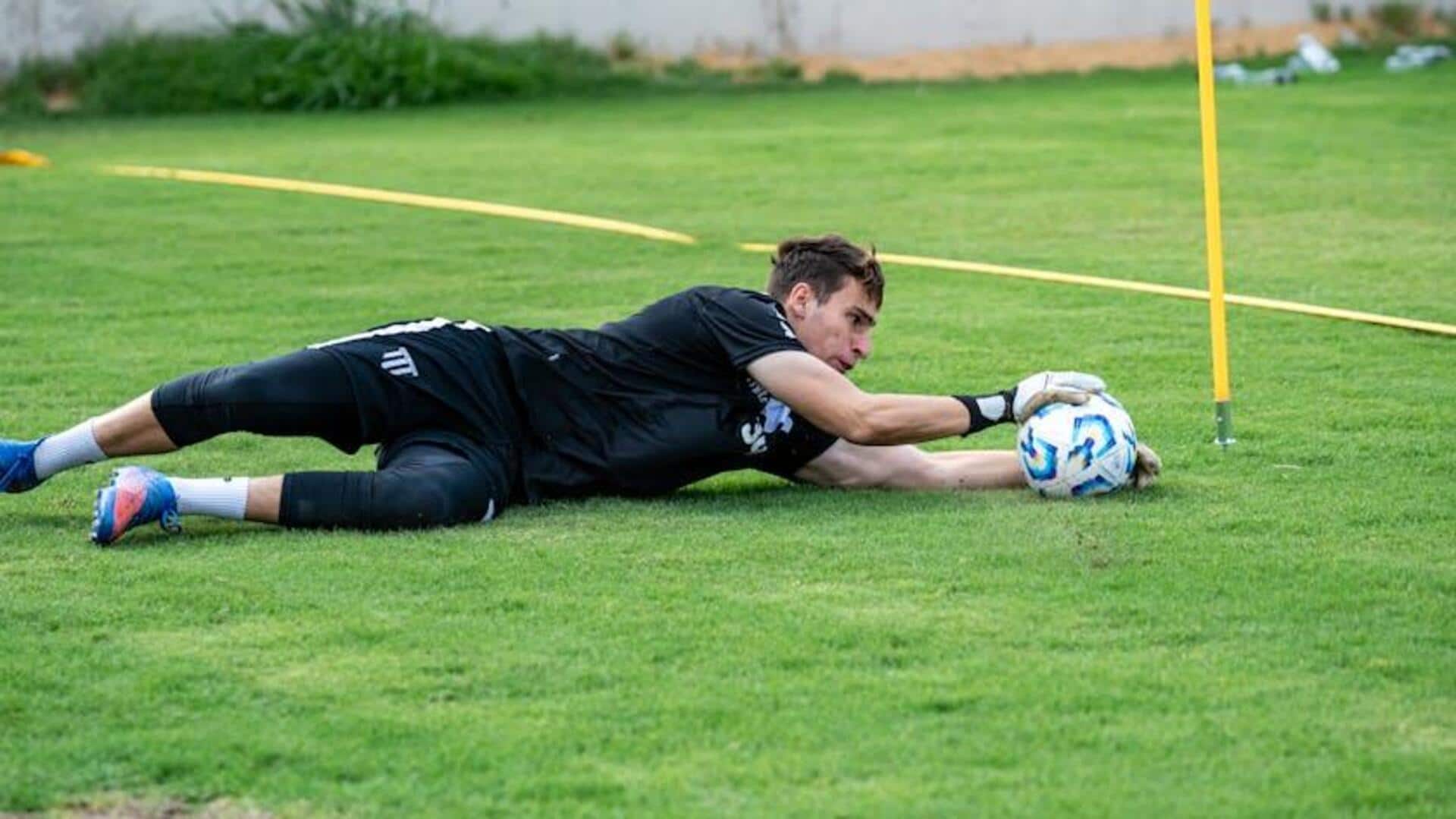 Mengapa penjaga gawang sepak bola memakai sarung tangan?