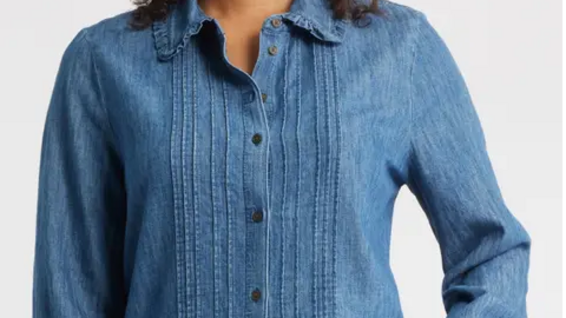 Lima cara modis memakai kemeja chambray di musim dingin