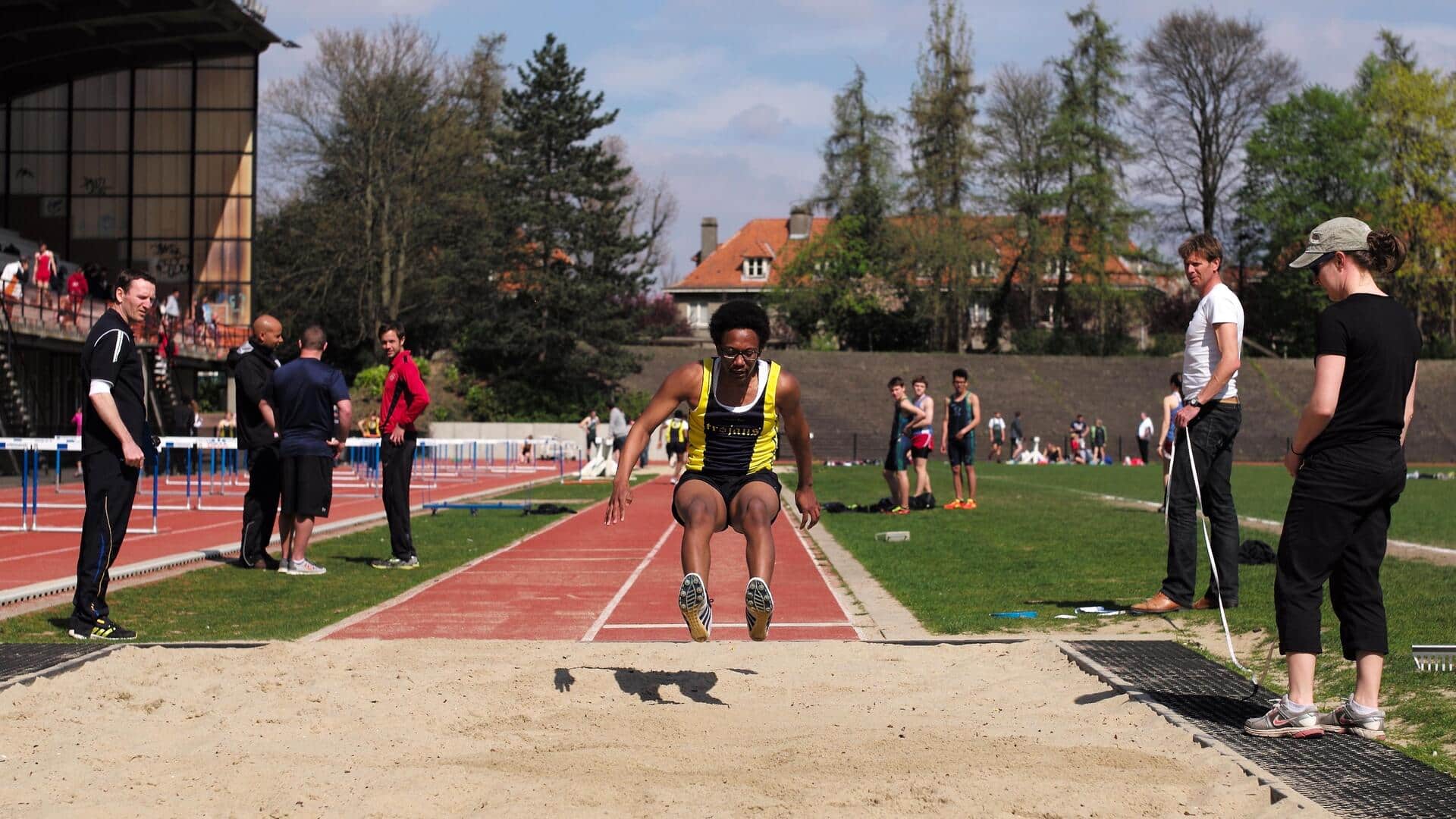 Pengaruh kecepatan angin pada lompat jauh atletik