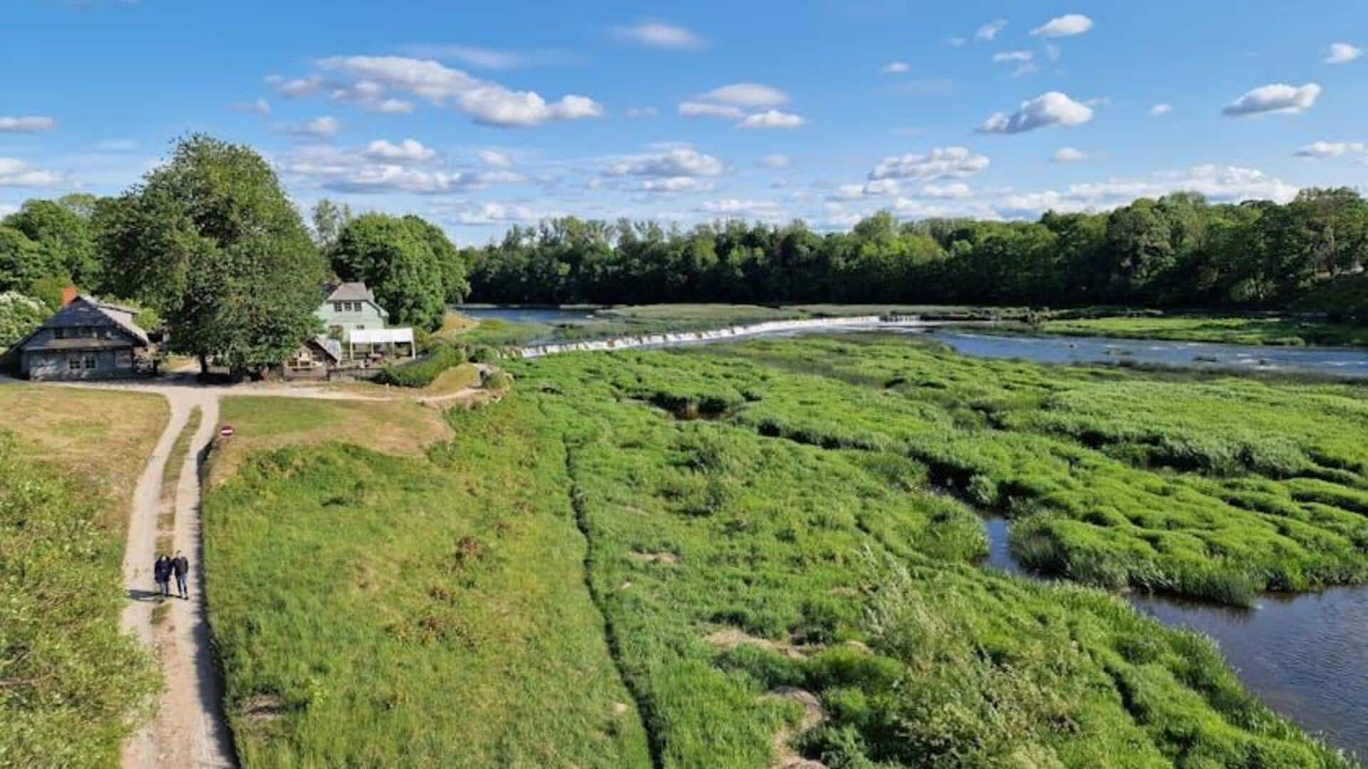 Menjelajahi Lima Desa Nelayan Tenang di Tikungan Sungai Latvia