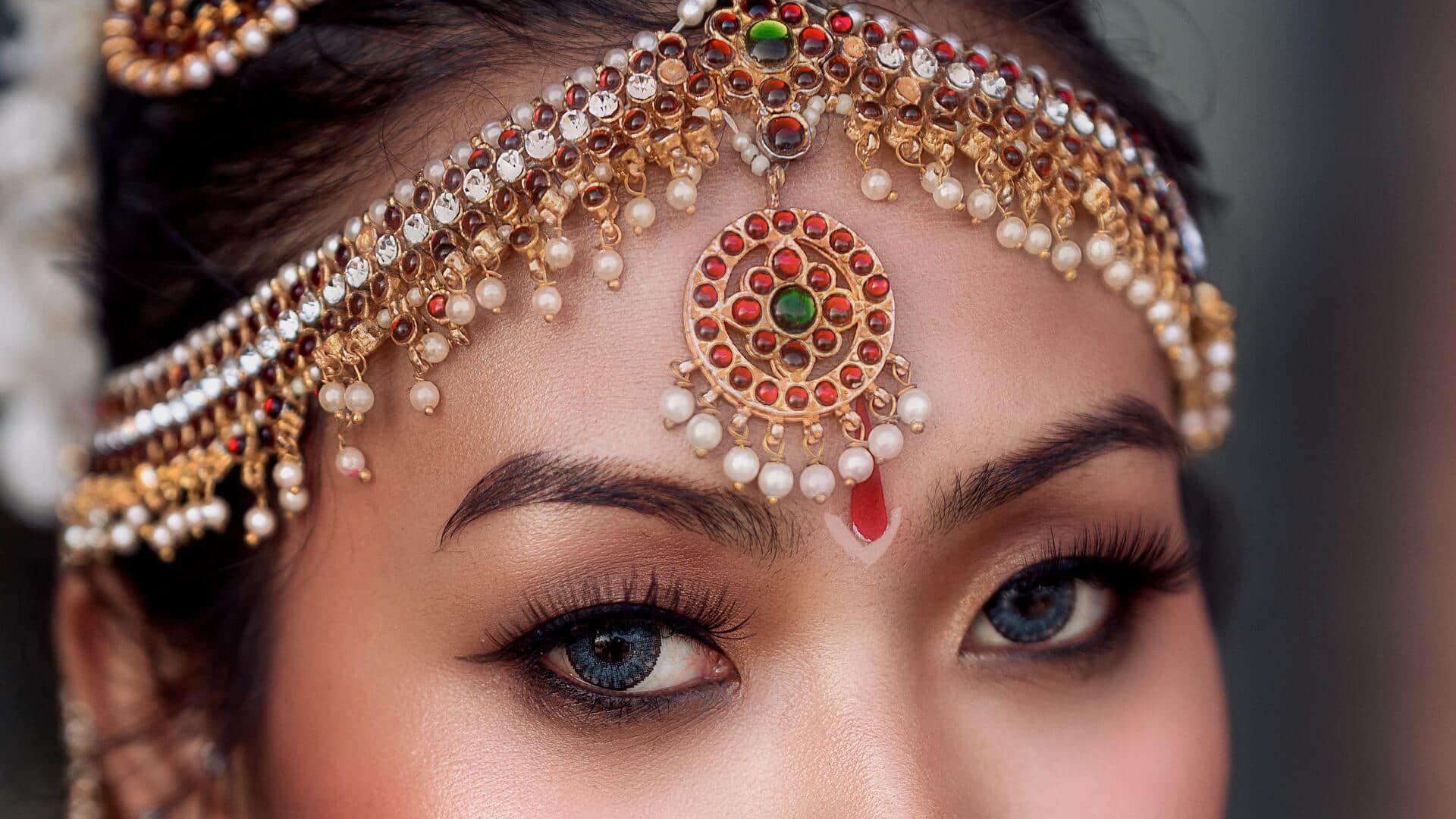 Gaya bindi paling berani untuk tampilan tradisional
