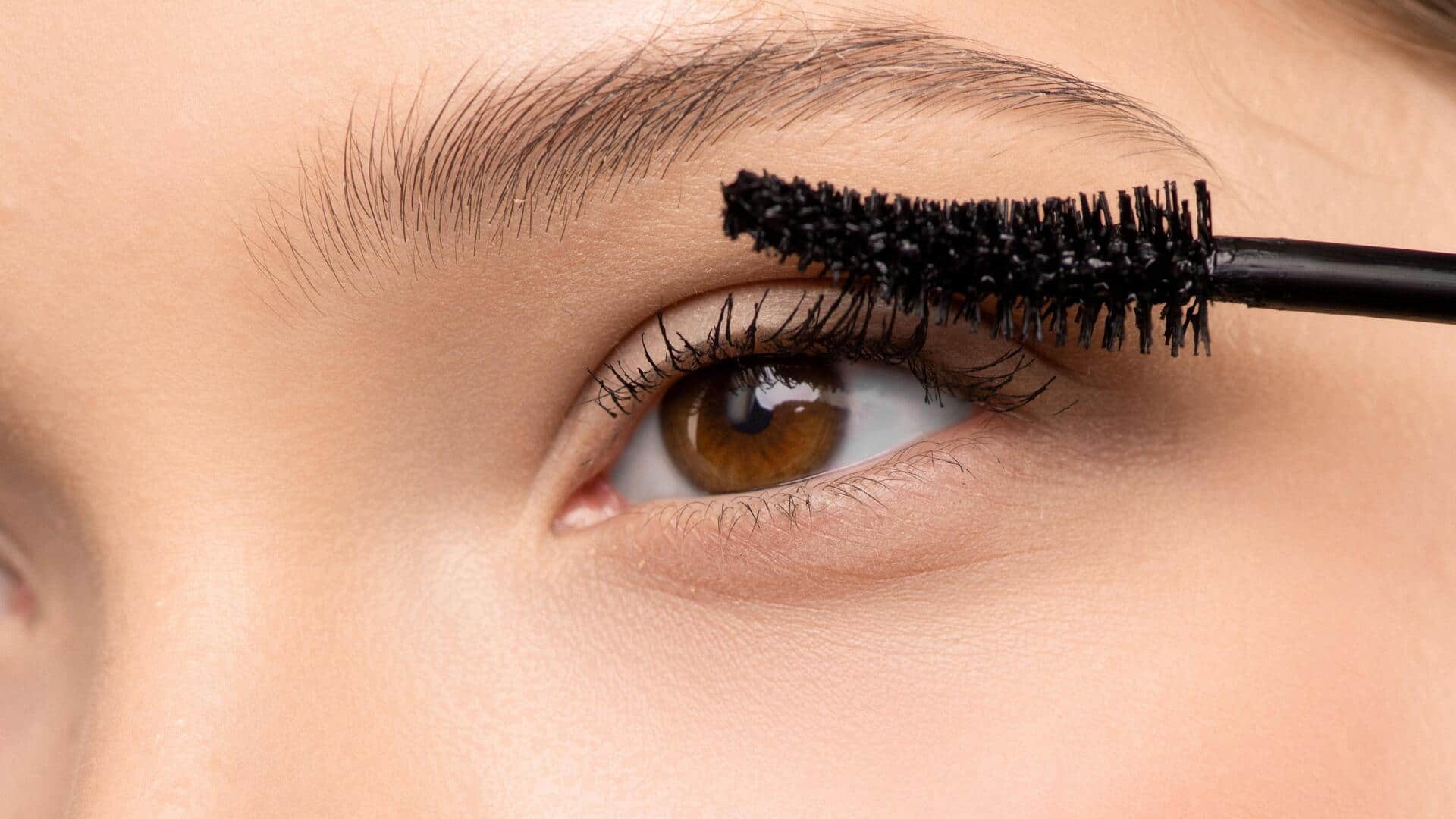 Tampil cantik di hari hujan dengan maskara tahan air