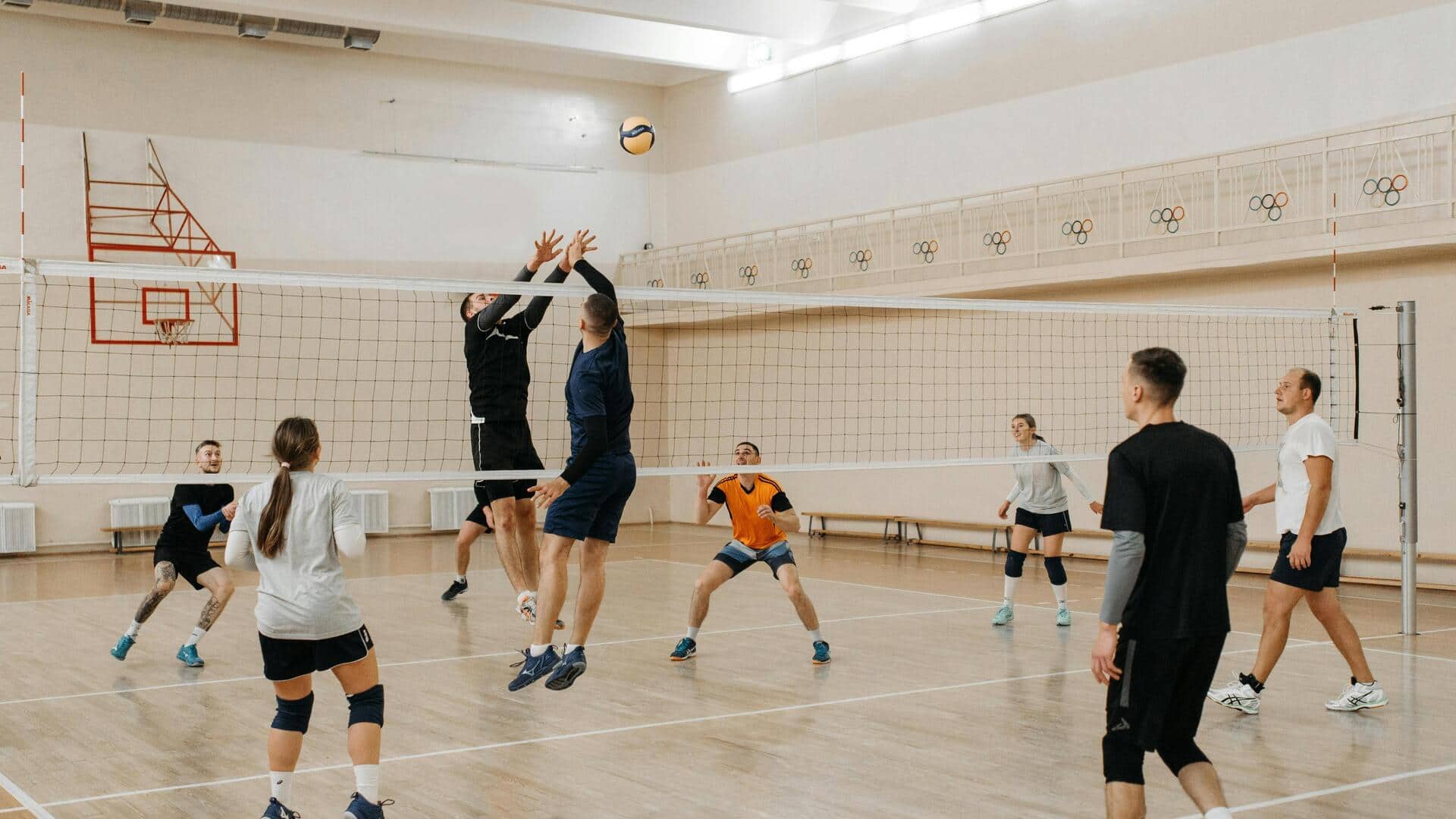 Mengapa pemain voli harus melakukan rotasi posisi?