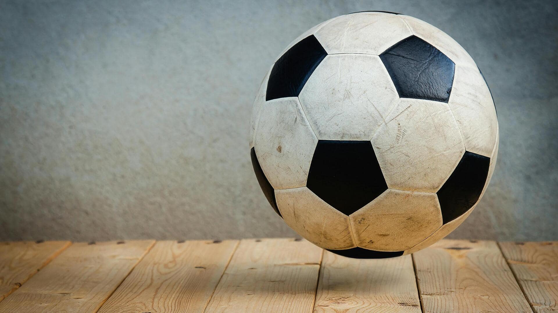 Evolusi sepak bola: Dari kulit ke bola sintetis modern Evolusi sepak bola: Dari kulit ke bola sintetis modern