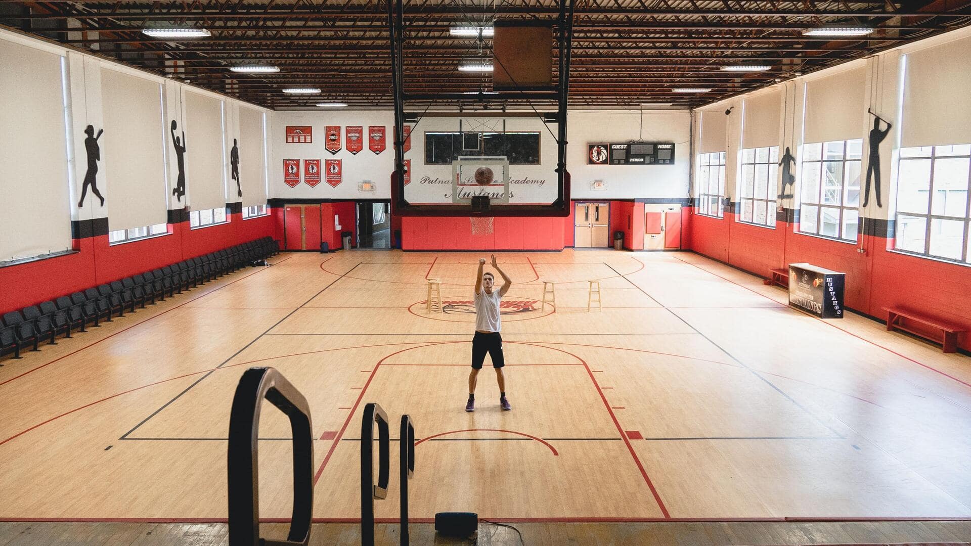 Mengapa lapangan basket memiliki pola kayu yang khas?
