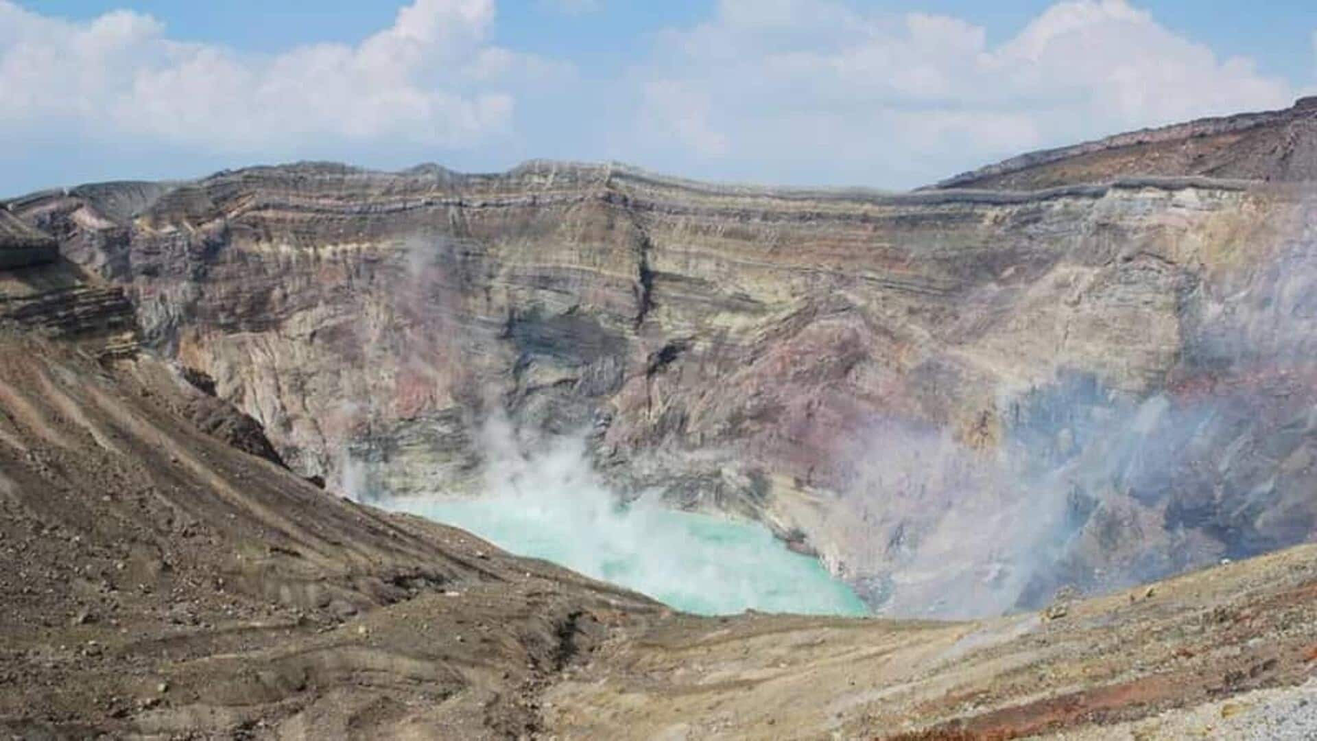 Daki Gunung Aso yang megah di Kumamoto, Jepang