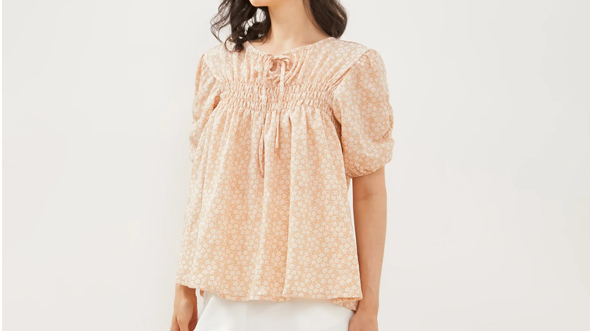 Lima cara elegan memadukan blus smocked untuk musim dingin India