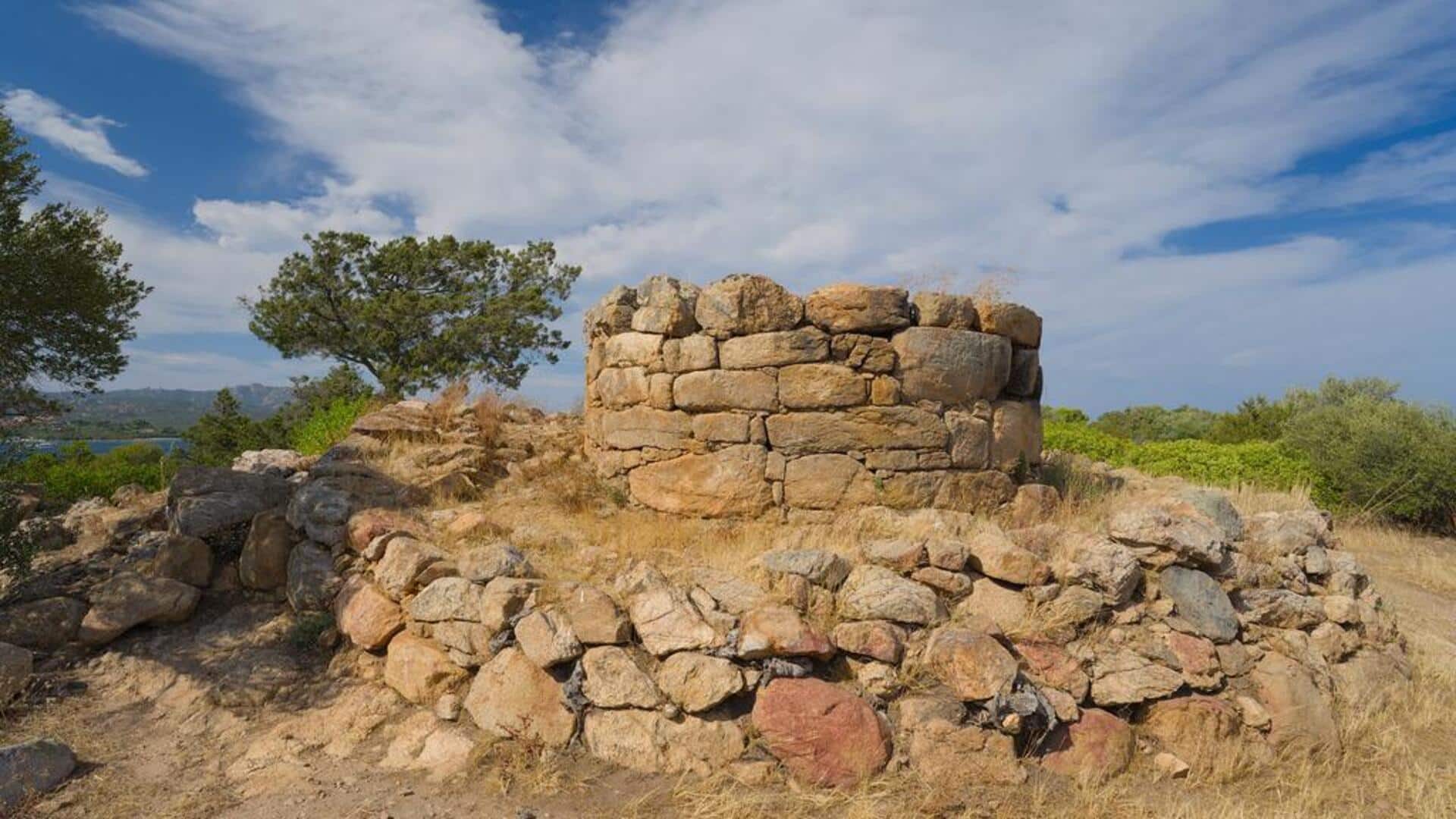 Bersepeda menjelajahi situs Nuraghe di Sardinia Bersepeda menjelajahi situs Nuraghe di Sardinia