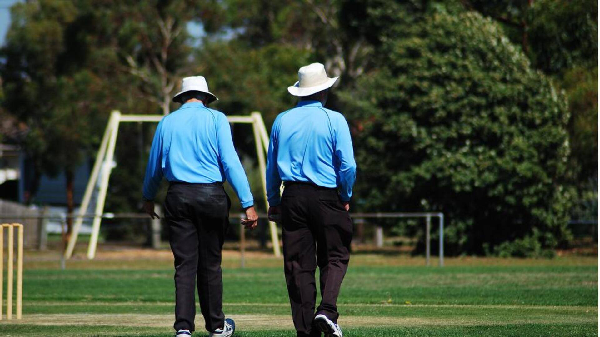 Mengapa kriket menggunakan dua wasit di lapangan?
