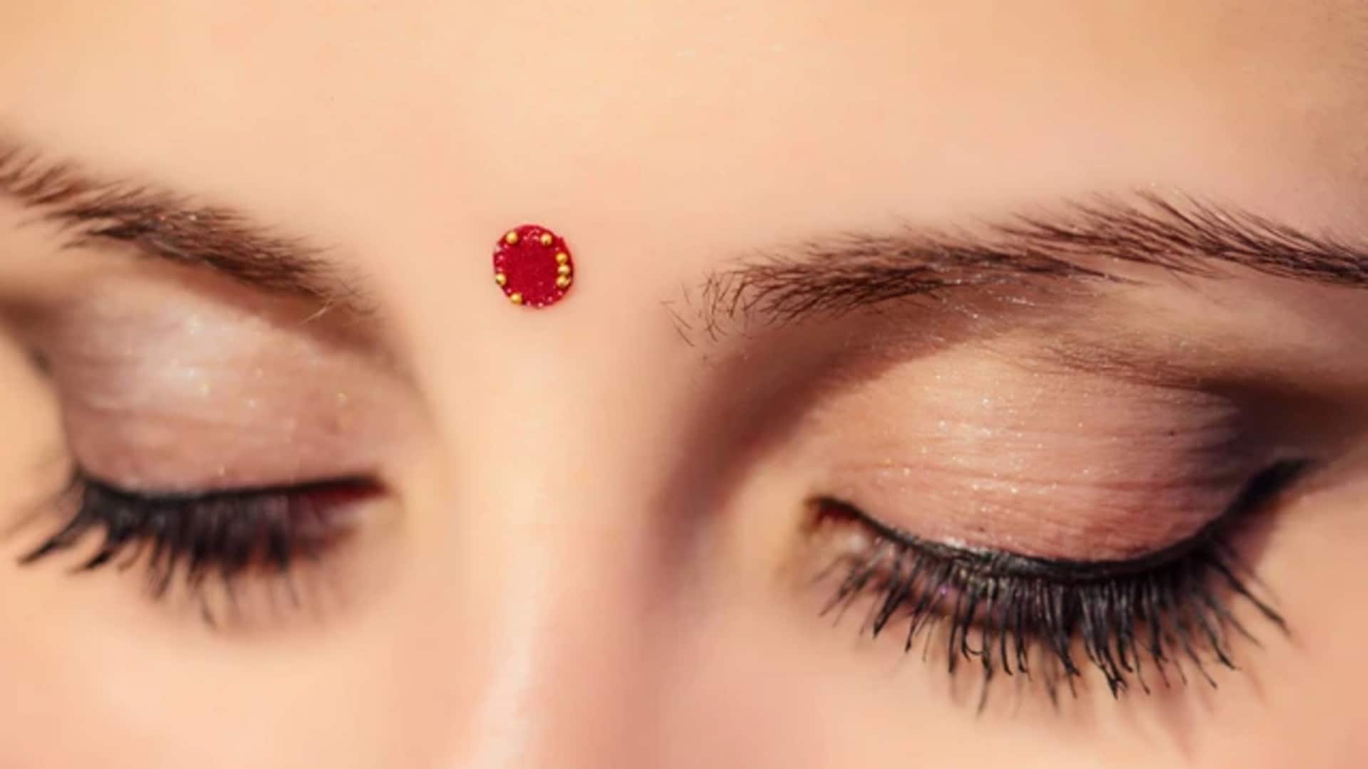 Tingkatkan gaya dengan bindi dan riasan minimalis