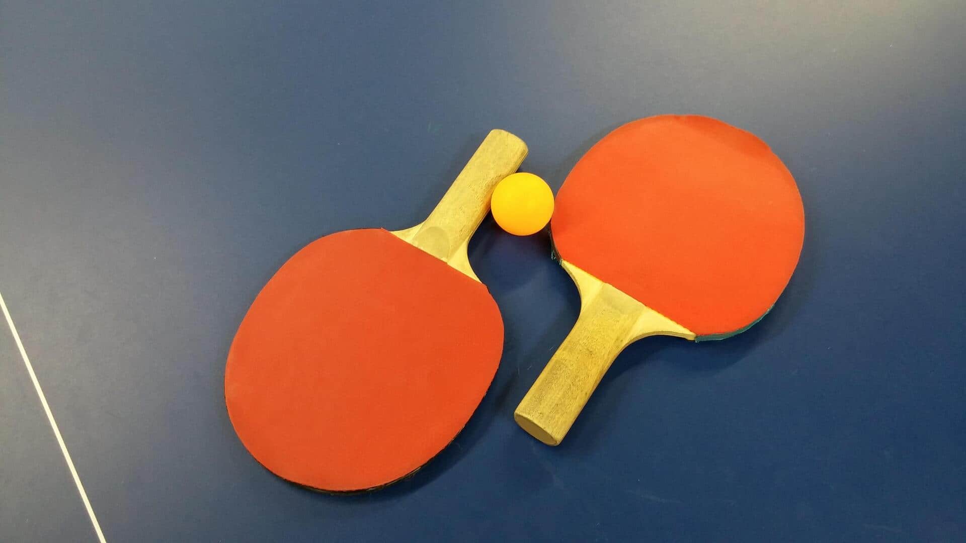 Mengapa bola ping pong selalu berwarna putih atau oranye?