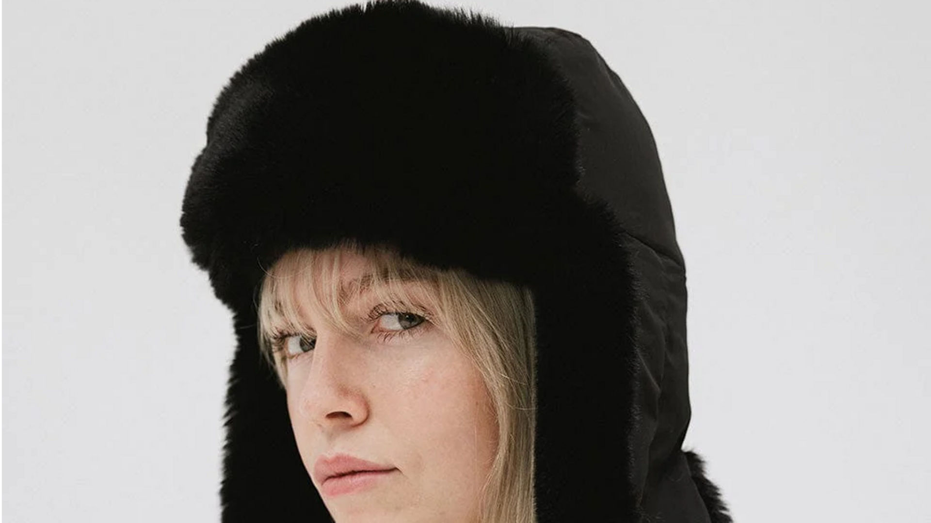 Lima cara unik memakai topi trapper musim dingin ini