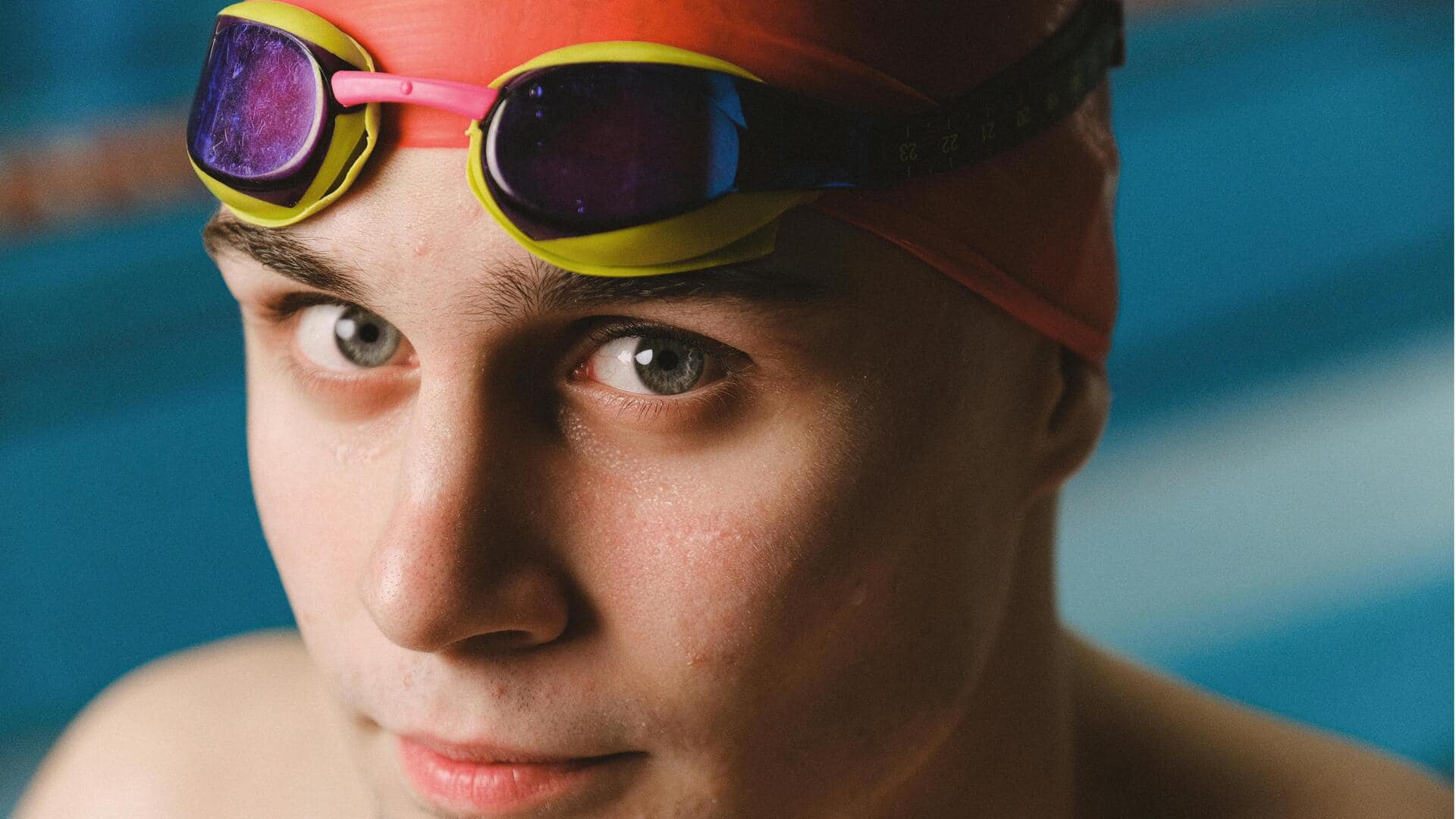 Mengapa perenang selalu memakai topi dan kacamata renang?