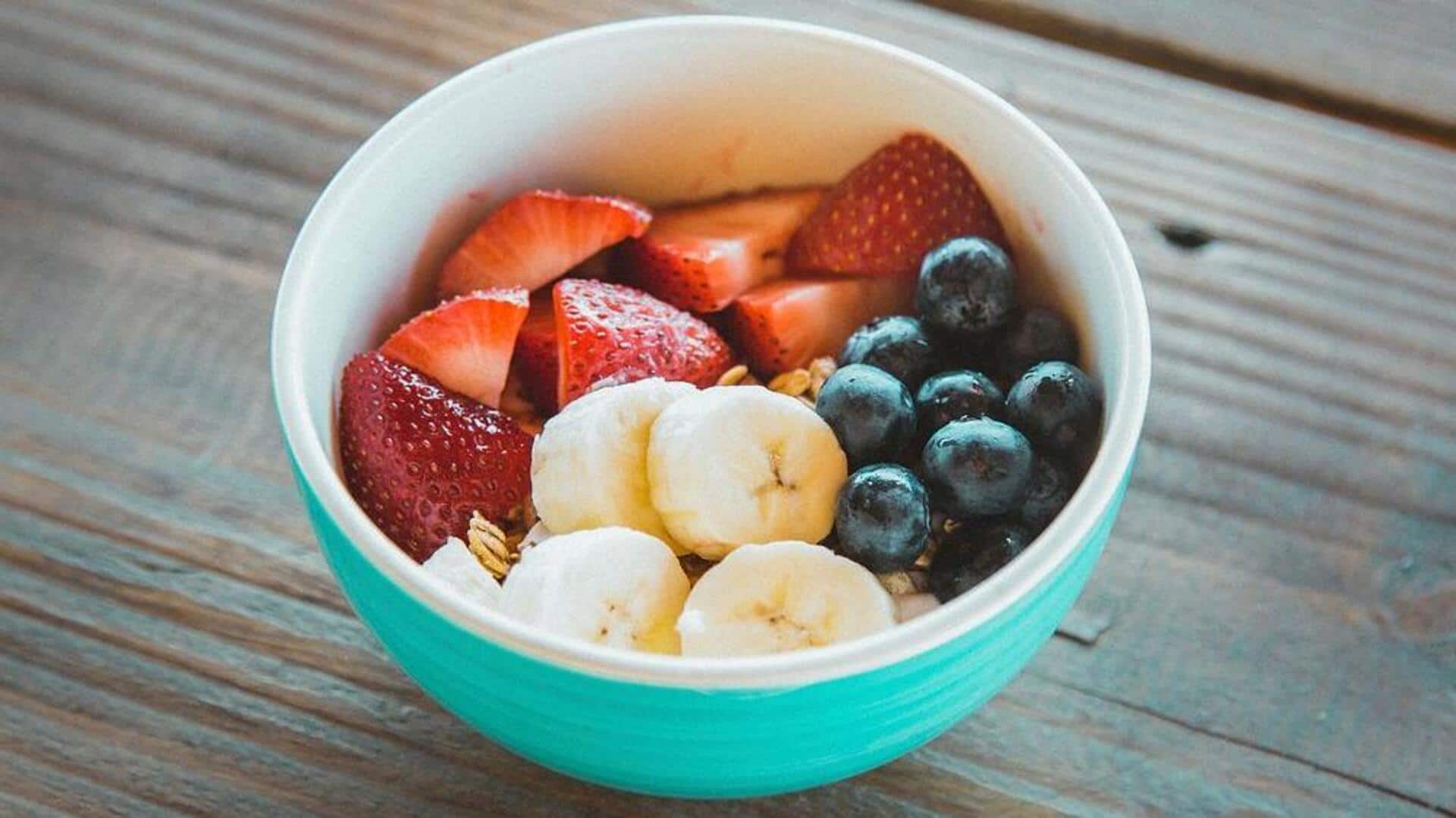 Lima smoothie bowl tropis sebagai sajian segar Lima smoothie bowl tropis sebagai sajian segar