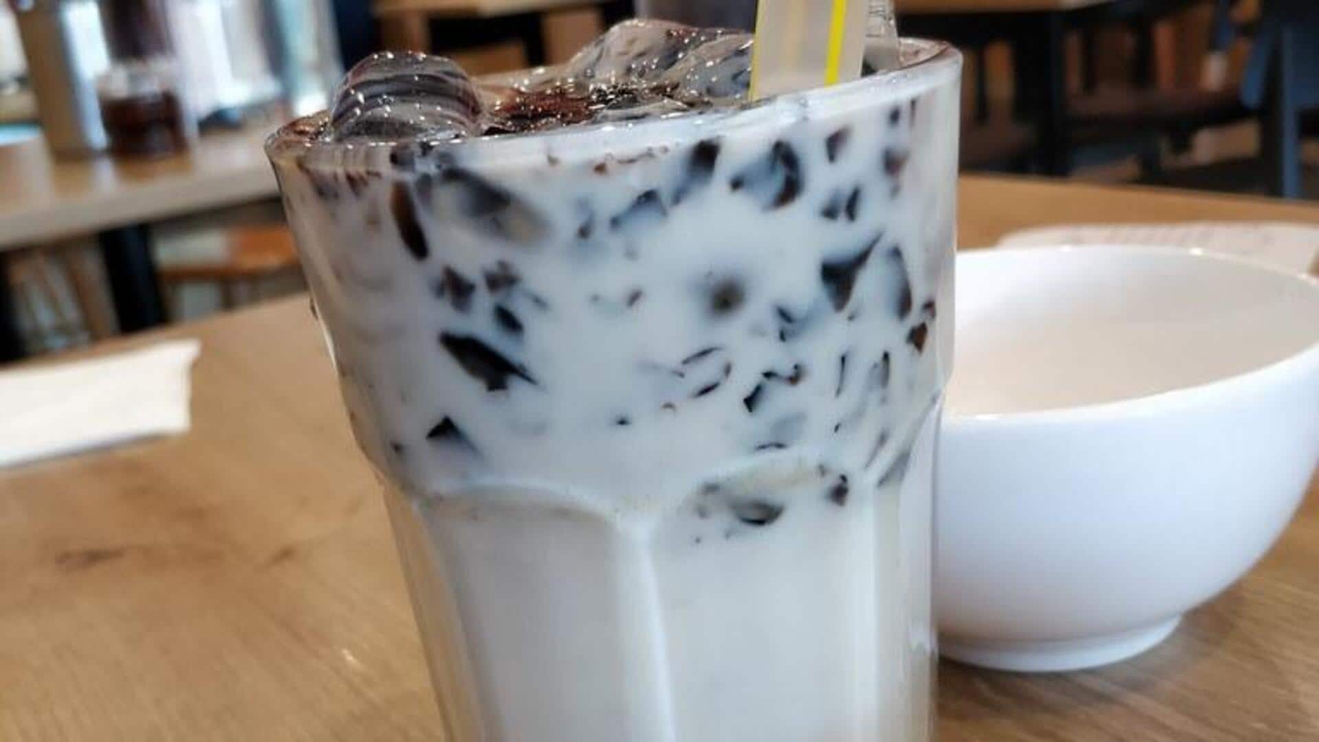 Cincau Kelapa Muda: Minuman khas Indonesia yang menyegarkan Cincau Kelapa Muda: Minuman khas Indonesia yang menyegarkan