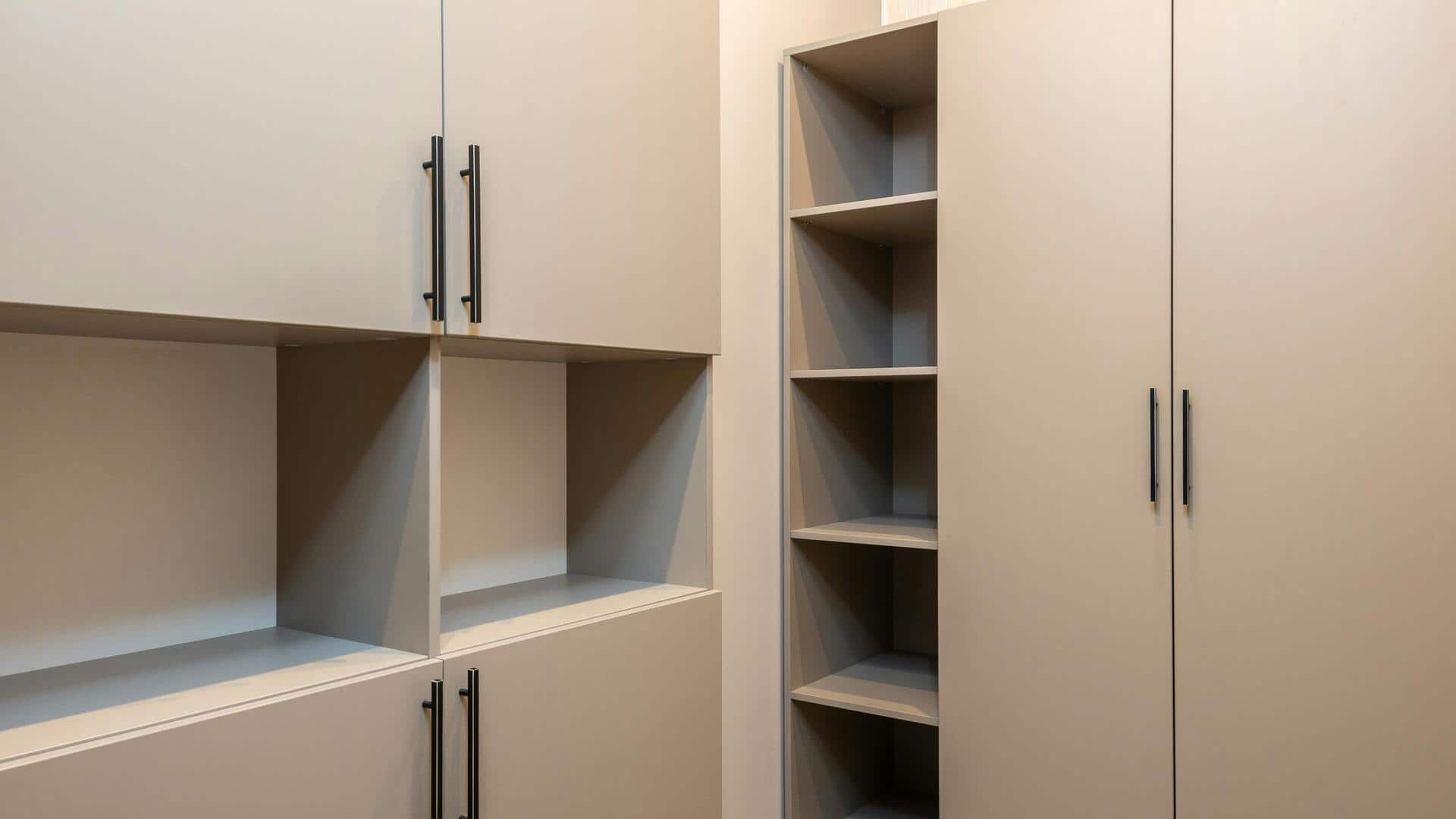 Transformasi ruang lemari dengan trik penyimpanan tersembunyi