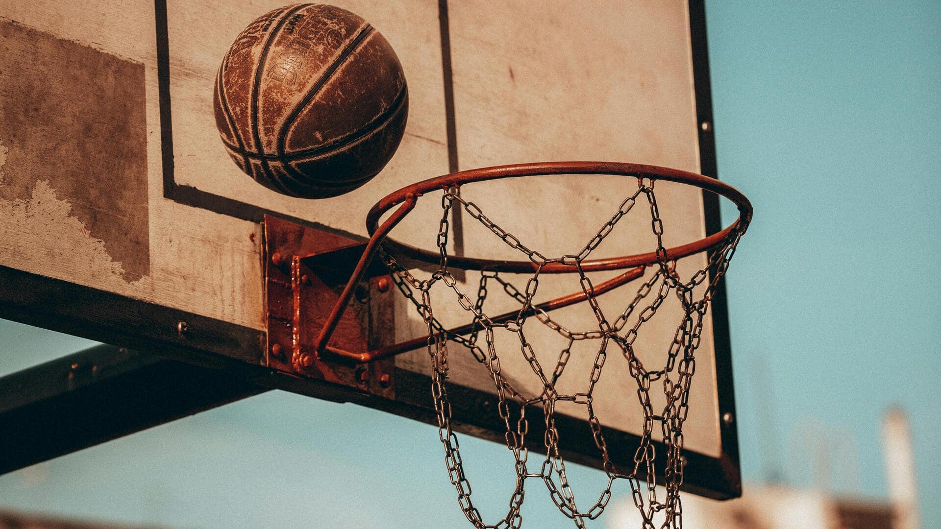 Mengapa papan pantul basket memiliki garis kotak?