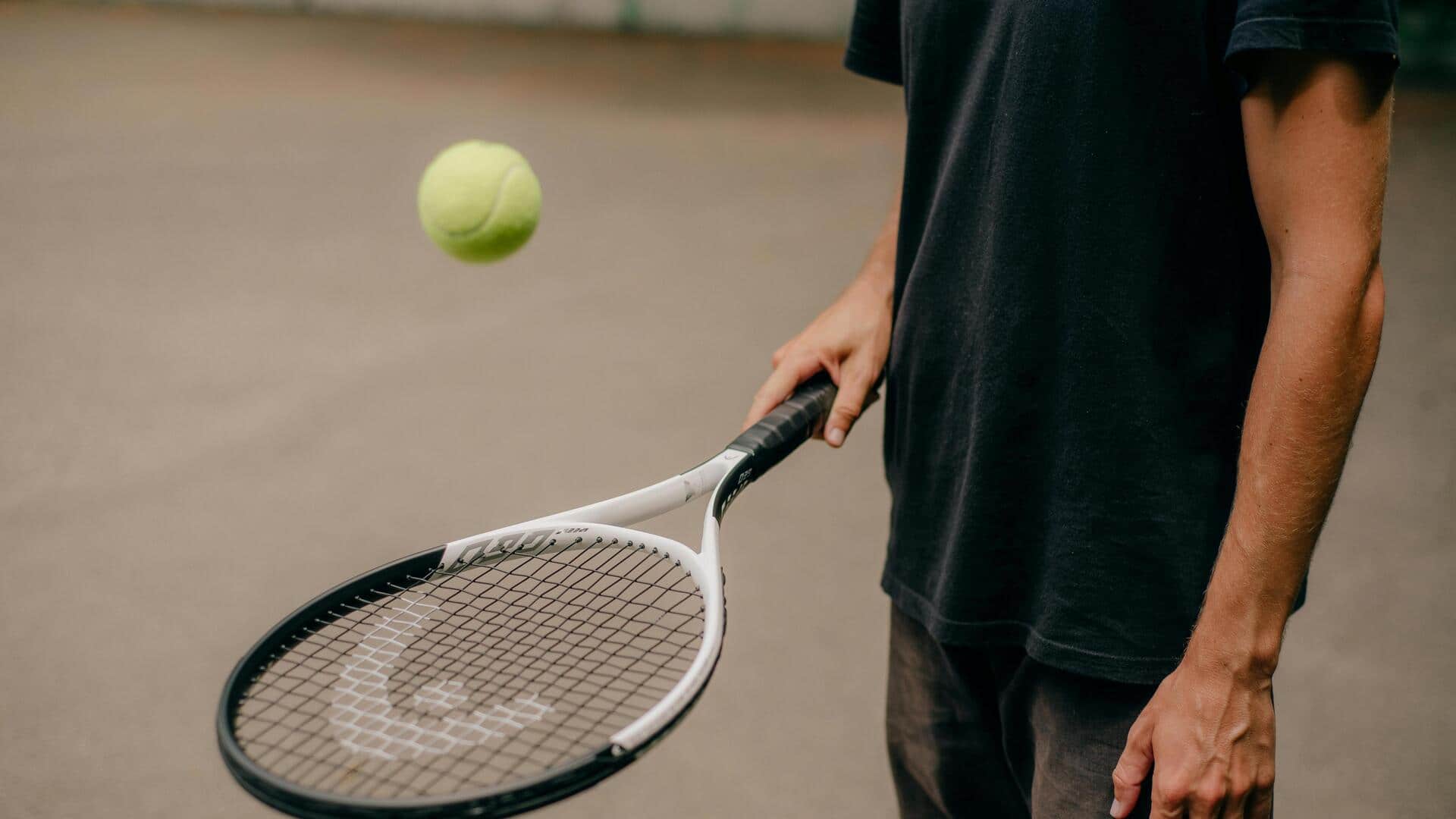 Mengapa bola tenis berwarna kuning? Mengapa bola tenis berwarna kuning?