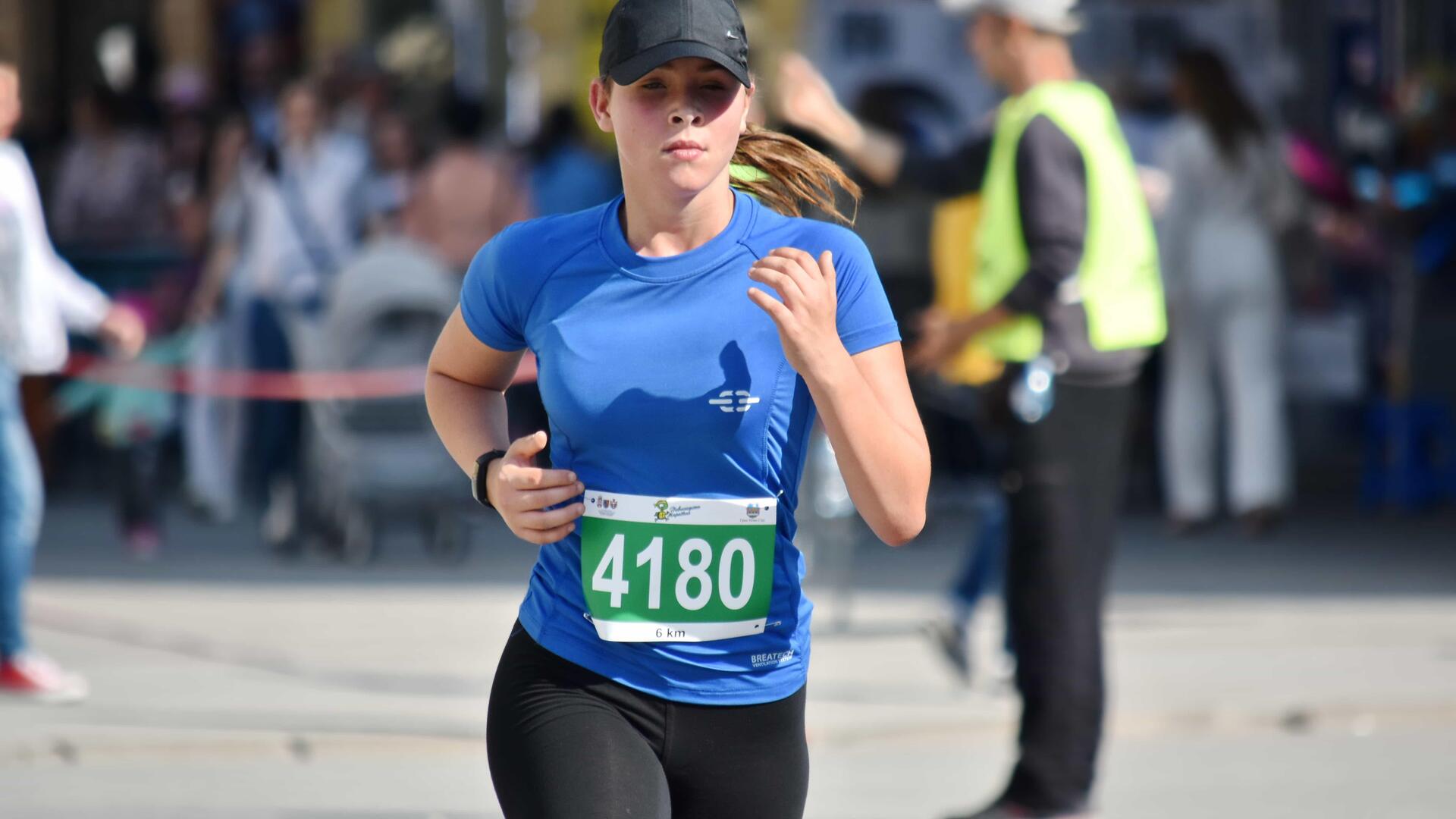 Alasan pelari maraton membawa spons saat lomba