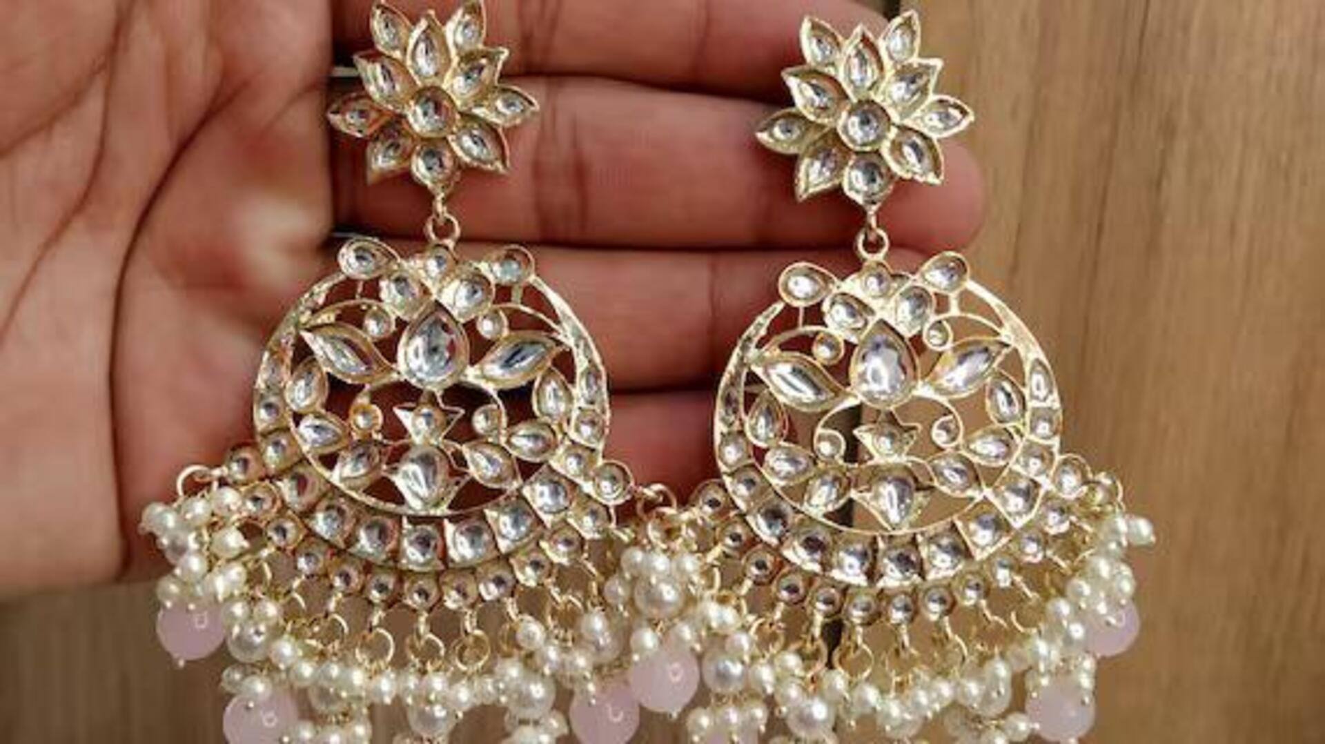 Gaya anting yang wajib dimiliki untuk musim gugur di India