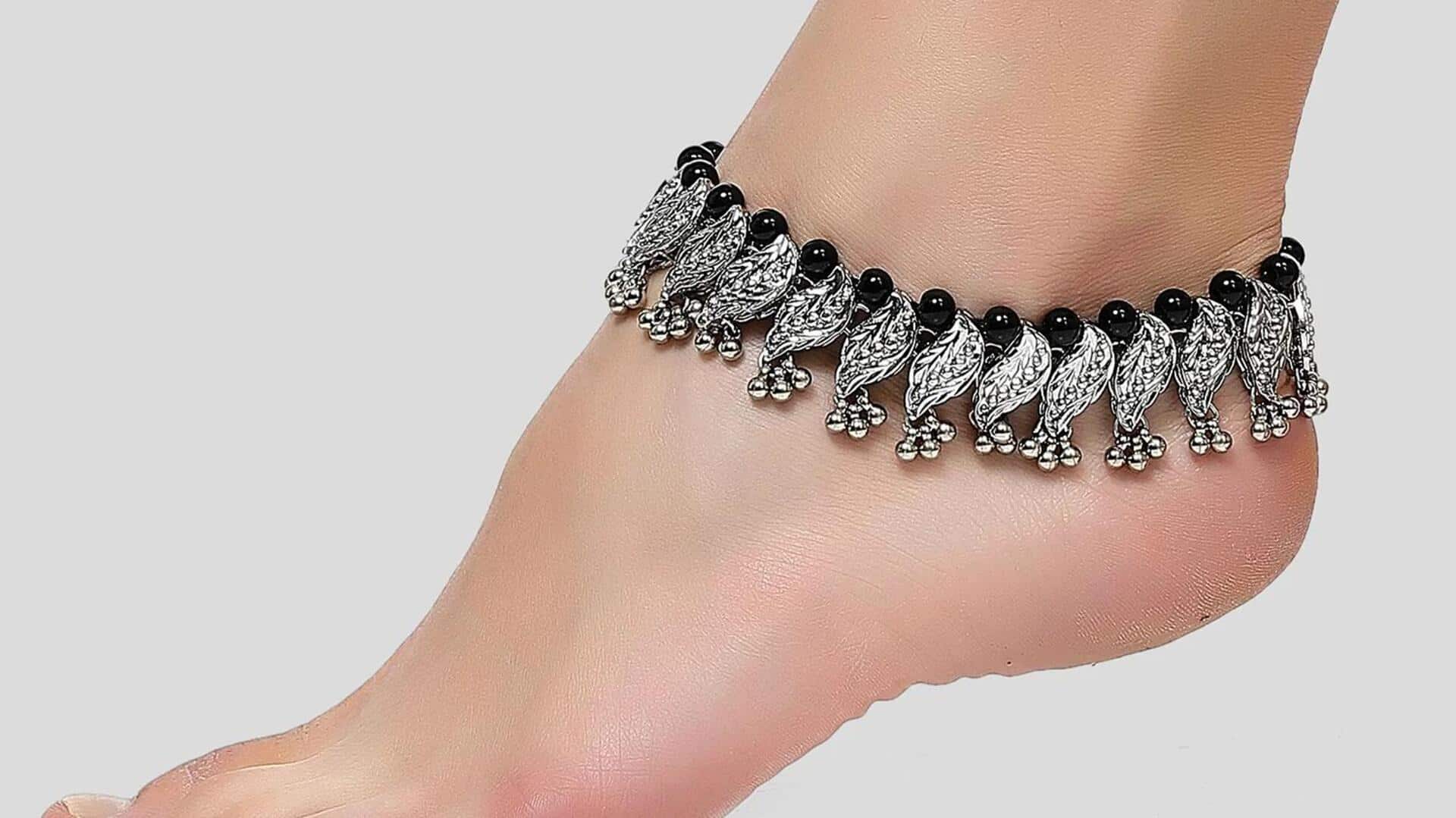 Gelang kaki tradisional menambah pesona musim panas