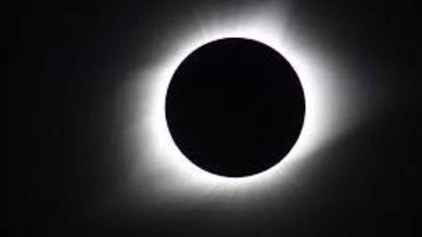 Apakah Bulan menjadi hitam saat gerhana matahari total? Apakah Bulan menjadi hitam saat gerhana matahari total?