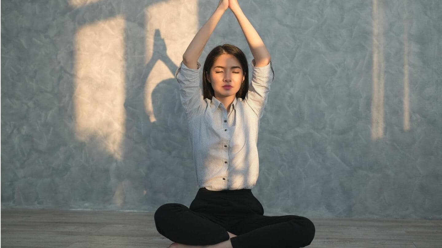 Pakar mengungkapkan bagaimana yoga di tempat kerja dapat membantu karyawan