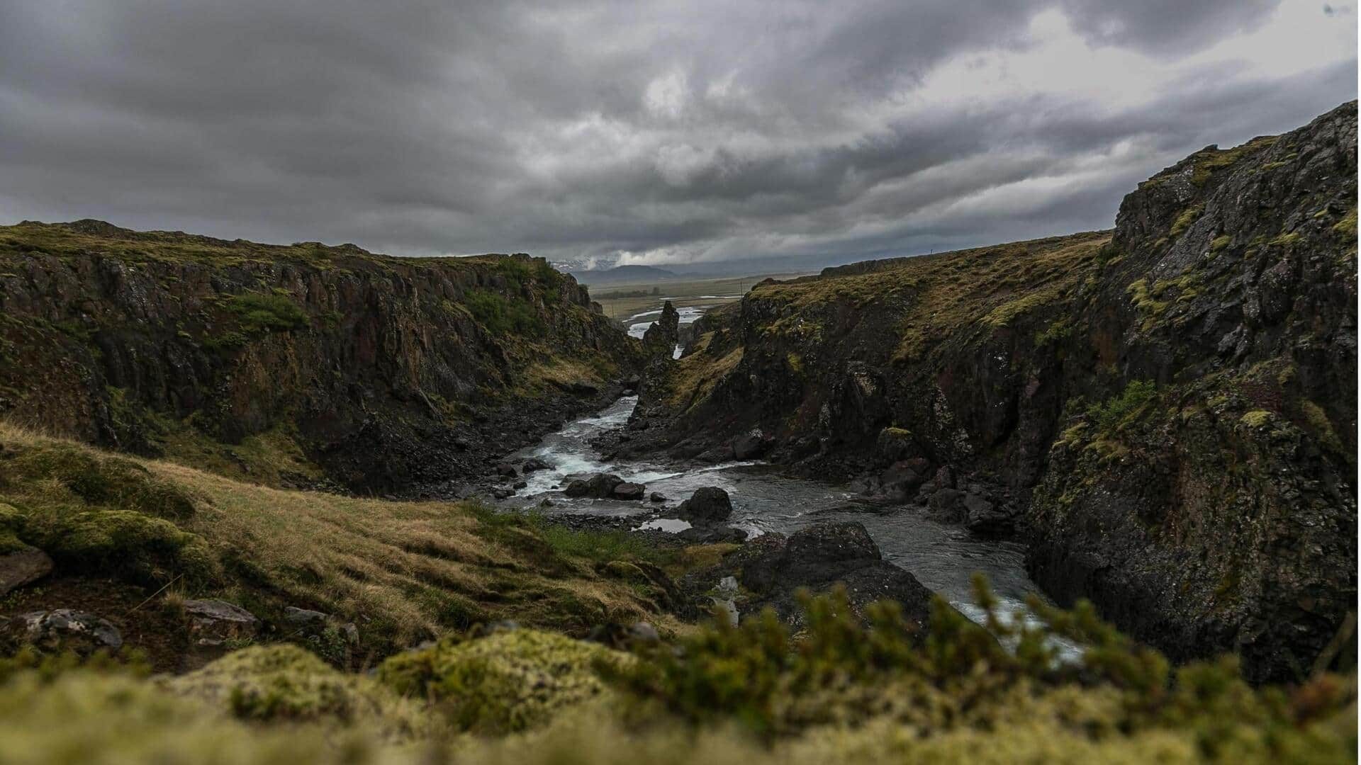 Menjelajahi Area Bendungan Karahnjukar, Islandia