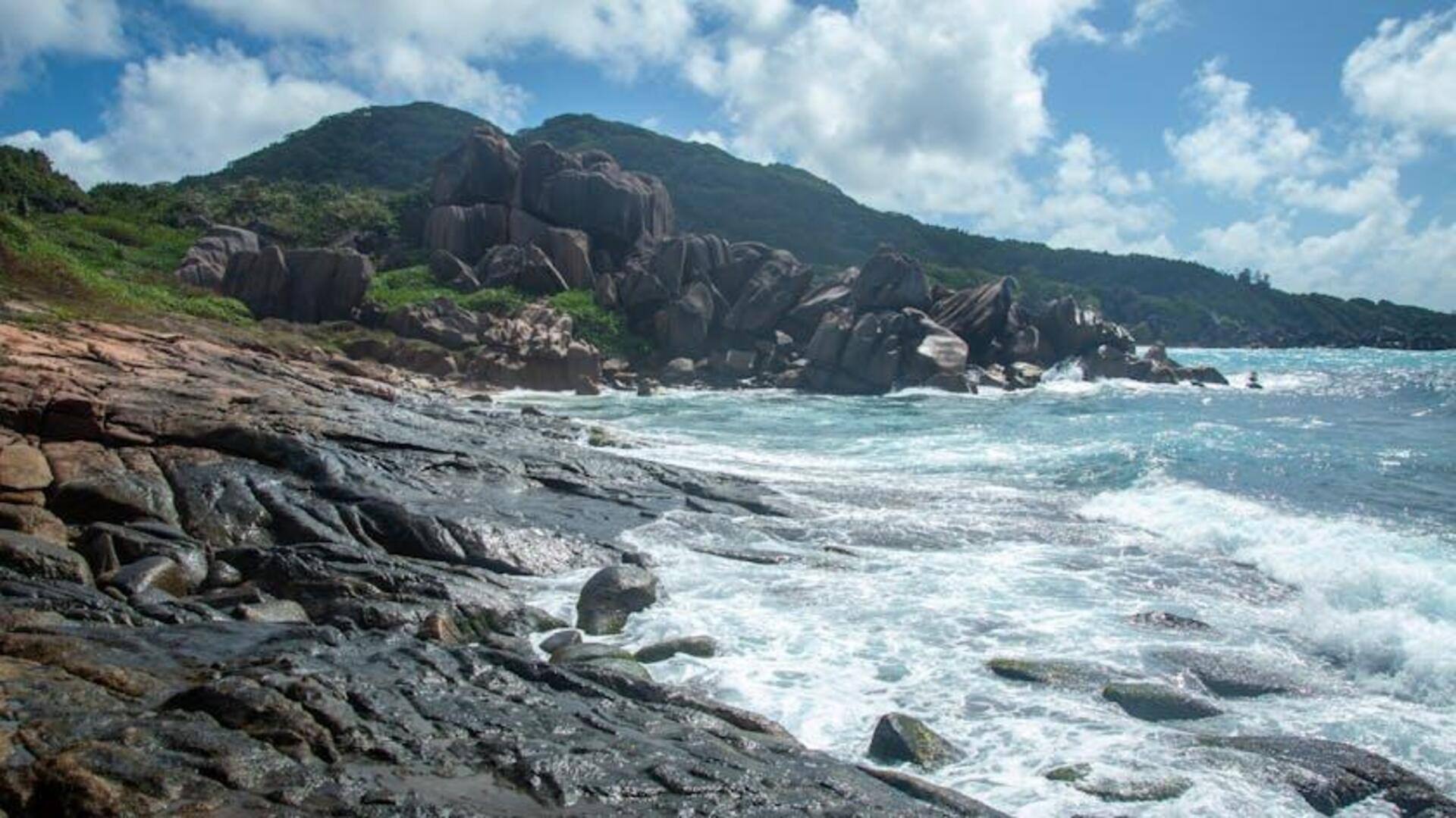 Pantai Tenang di La Digue untuk Relaksasi