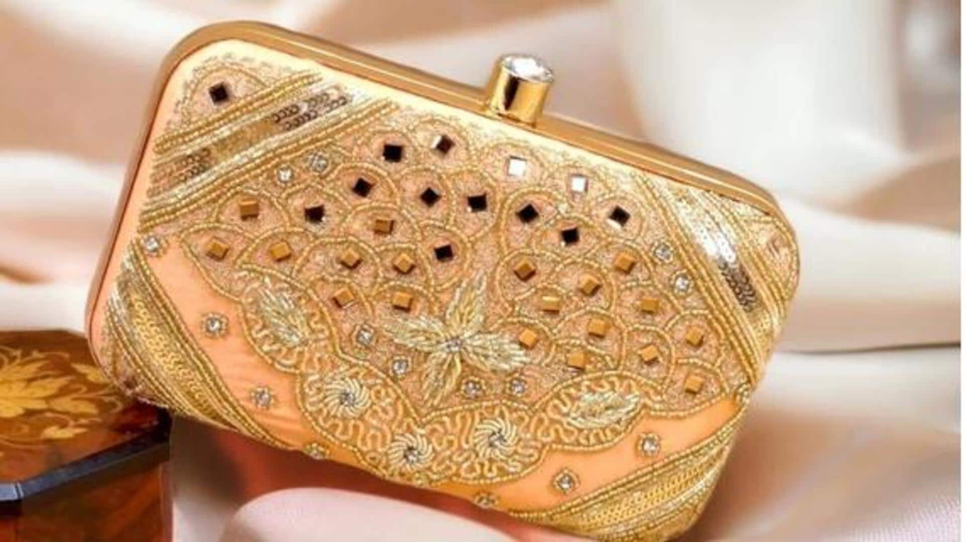 Pengrajin India membuat tas mewah untuk fashionista global