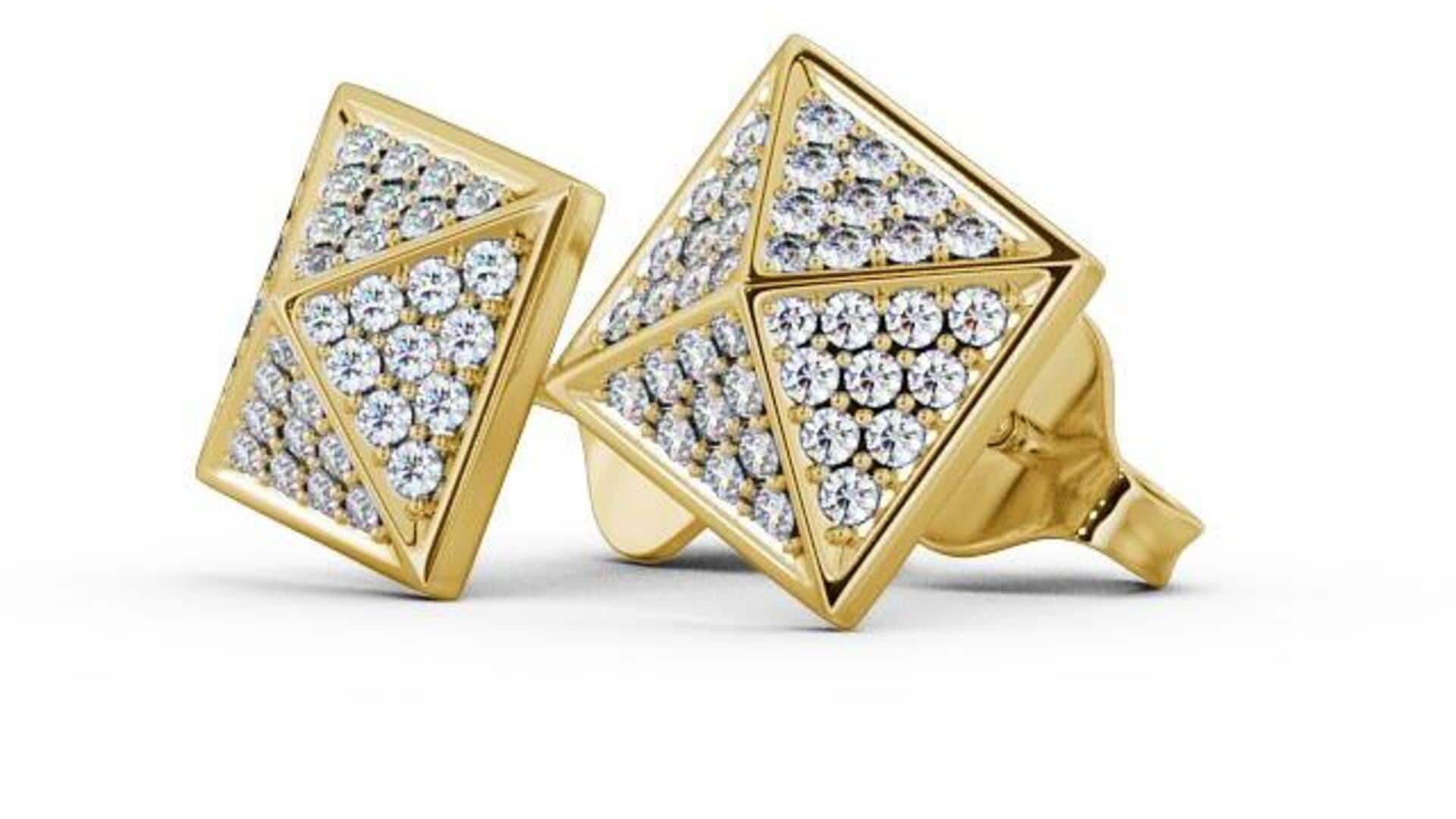 Model anting piramida untuk pesona musim dingin India