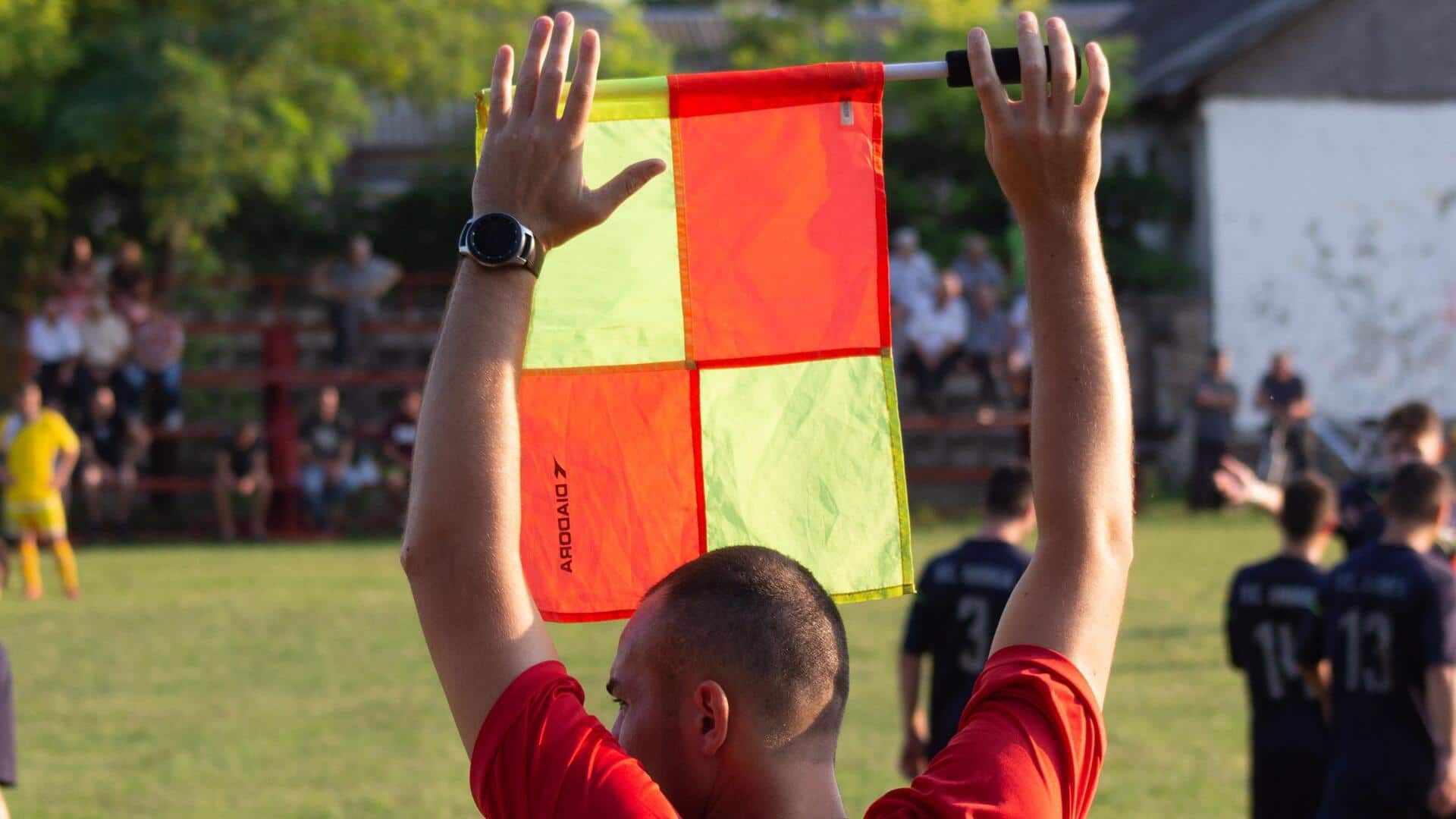 Mengapa wasit mengangkat bendera dalam sepak bola?
