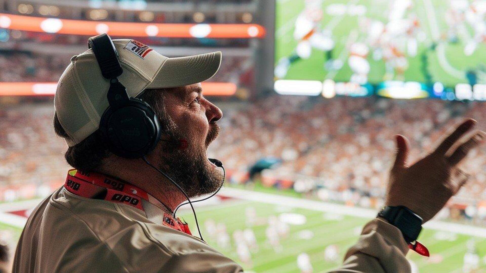 Mengapa pelatih sepak bola memakai headset saat pertandingan?