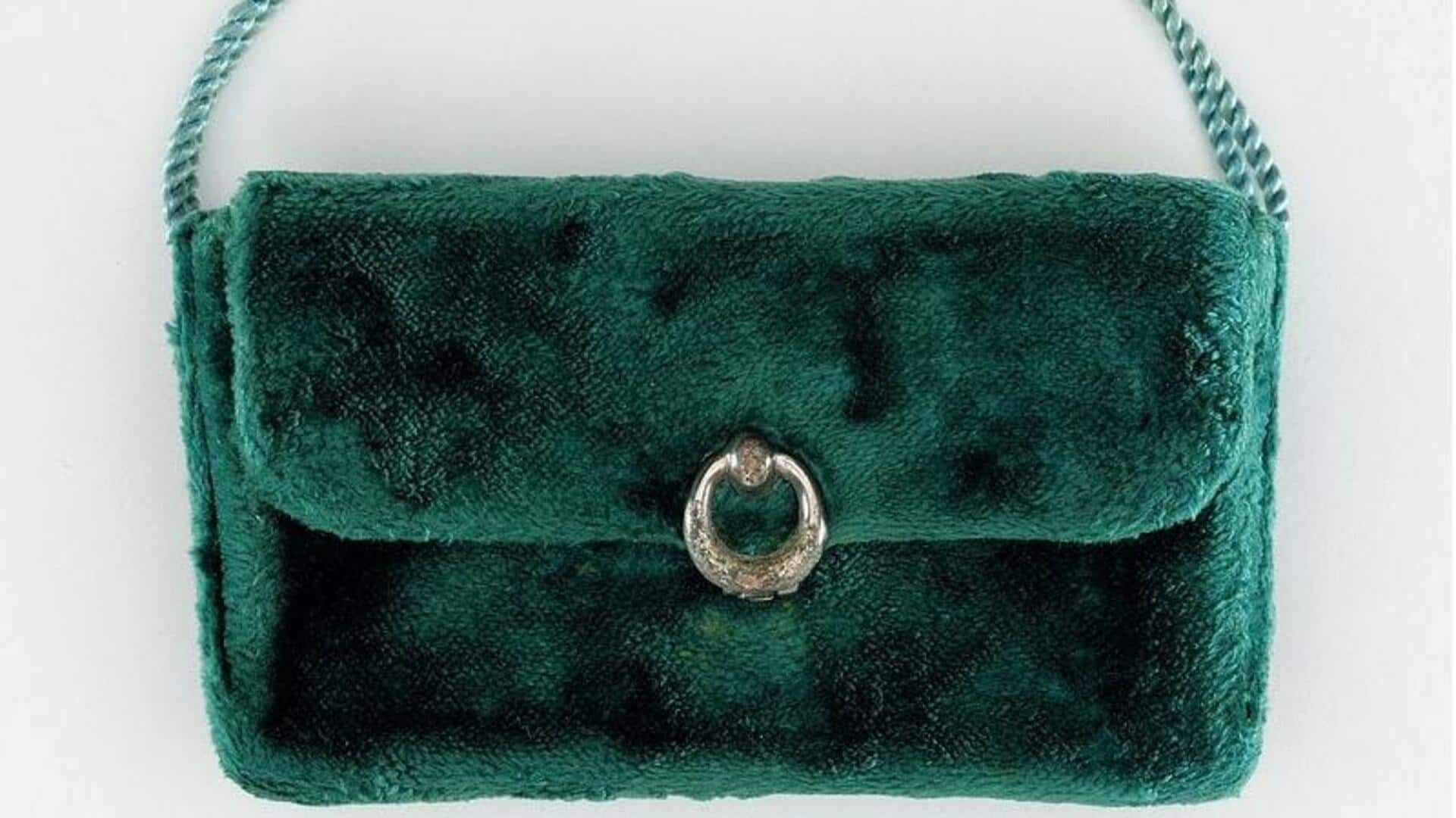 Tas clutch beludru: Tingkatkan elegansi Anda di malam perayaan yang dingin