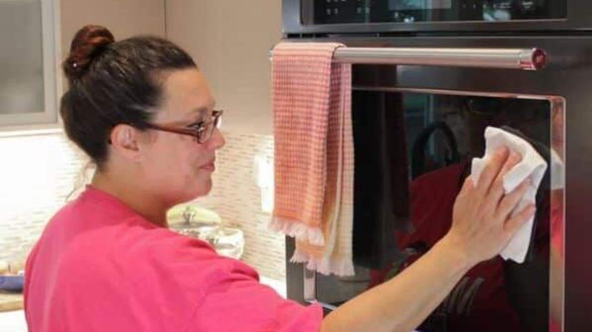 Cara mudah membersihkan microwave dengan bahan alami