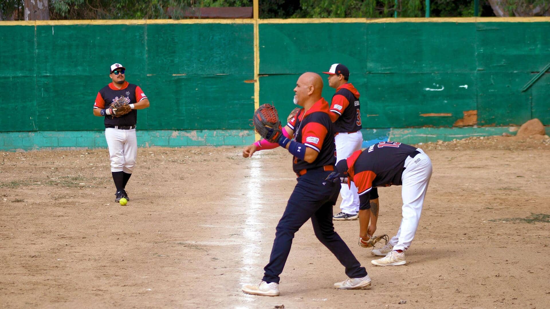 Mengapa basis baseball berjarak 90 kaki