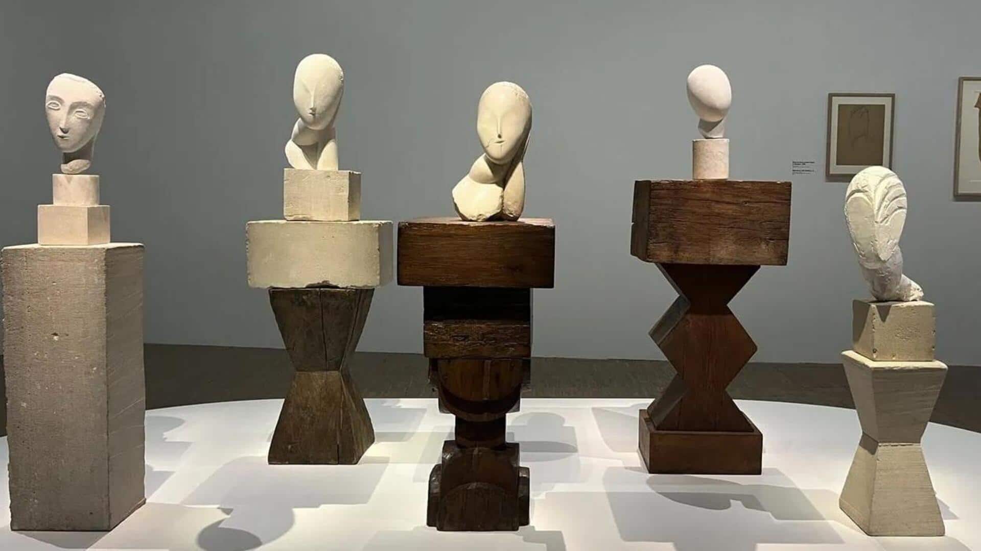 Merangkul Abstraksi: Menciptakan Emosi dalam Patung Kontemporer