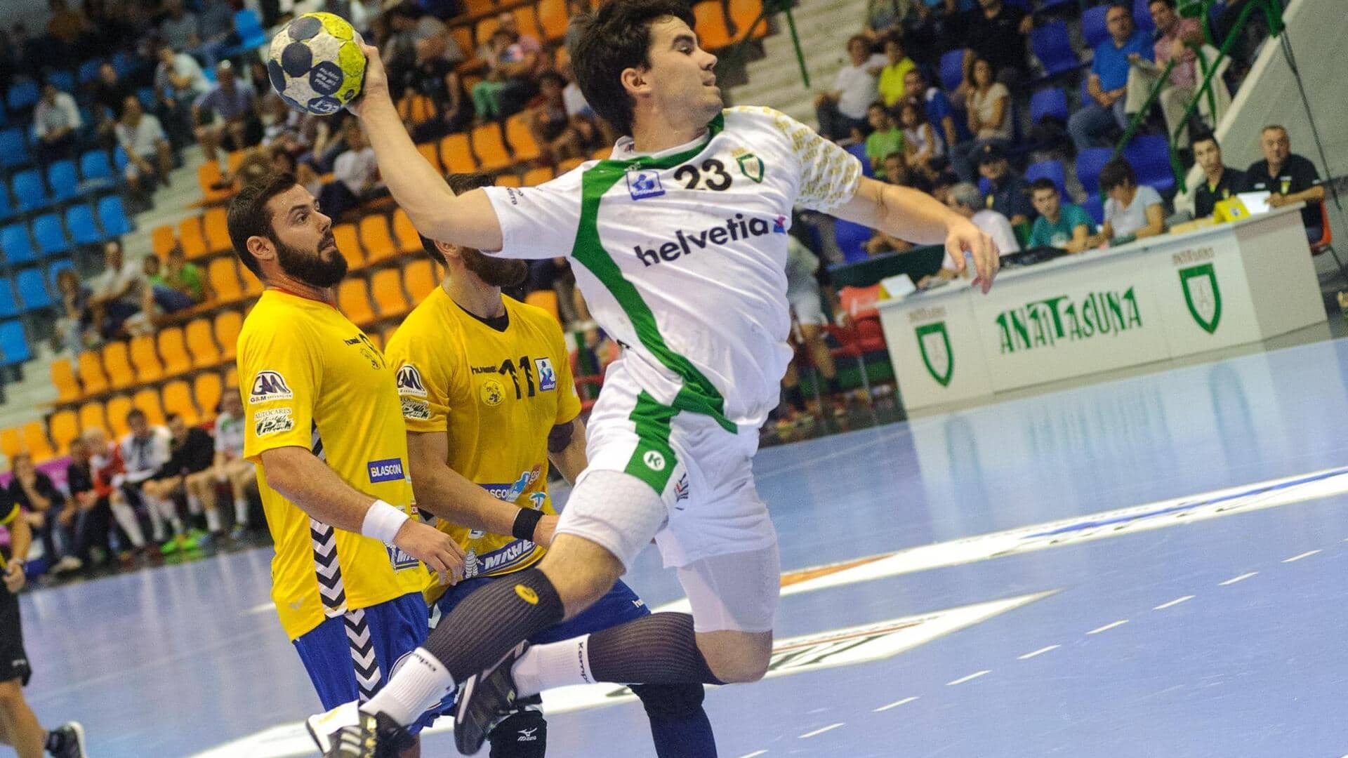 Cara tim handball melakukan pergantian pemain tanpa menghentikan permainan