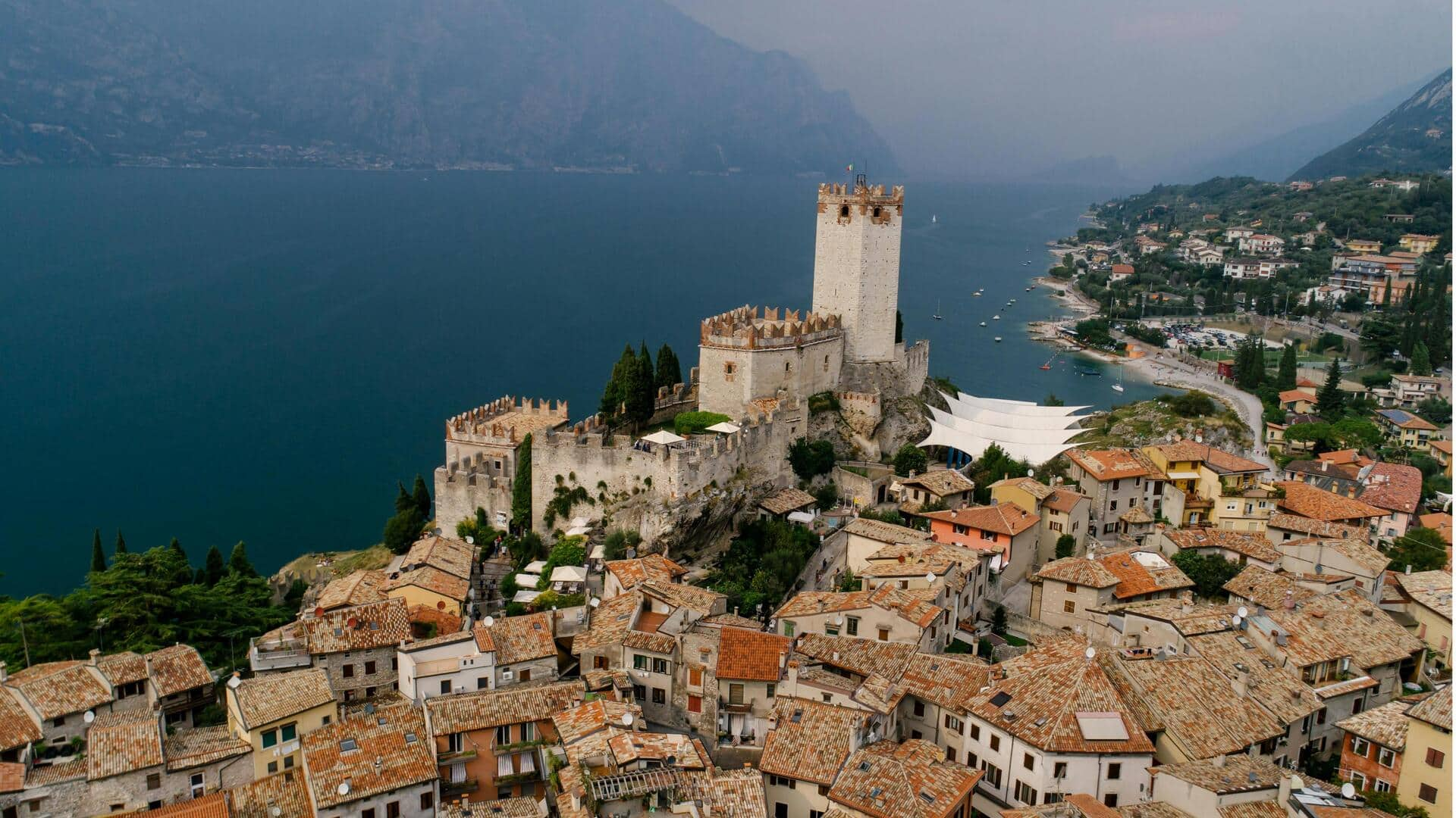 Menjelajahi Kastil Scaliger yang Kuat di Danau Garda, Italia