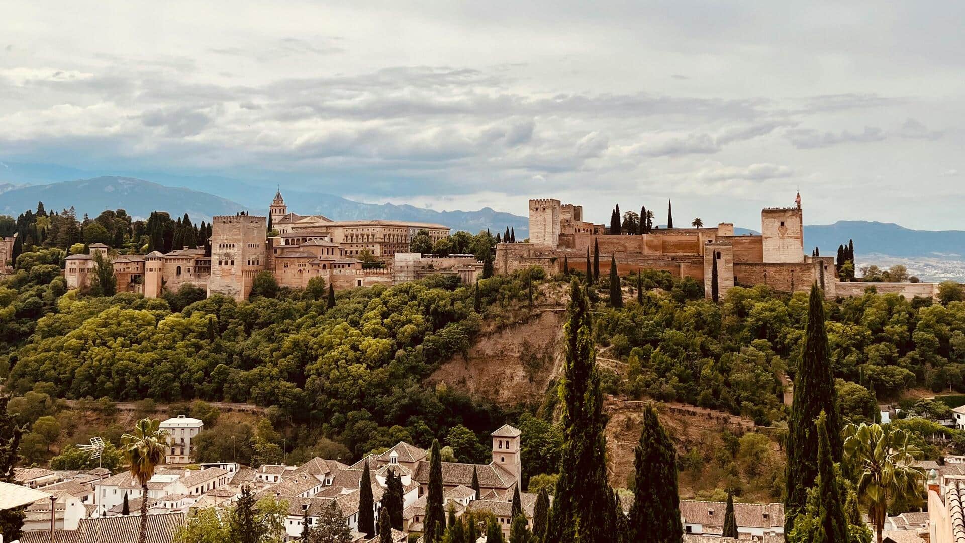Konser Akustik Memukau di Gua Granada