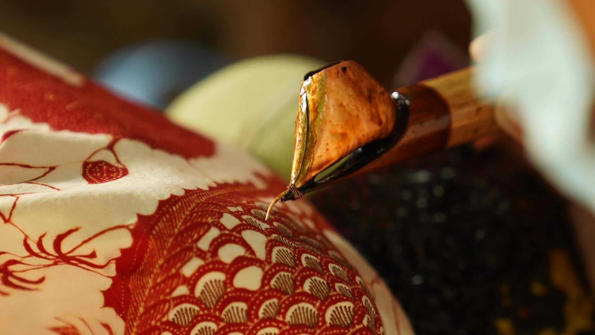 Desain Batik buatan tangan dalam mode abadi