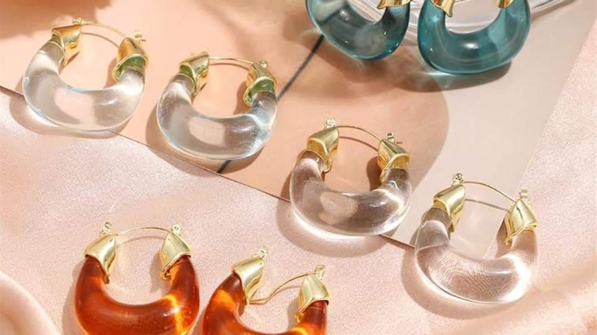 Gaya musim dingin dengan anting tebal dari resin