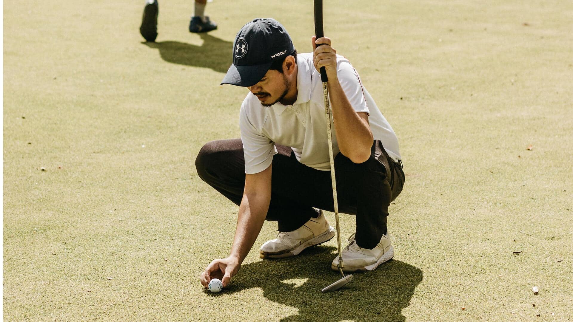 Mengapa golf dimainkan sebagian besar berlawanan arah jarum jam?