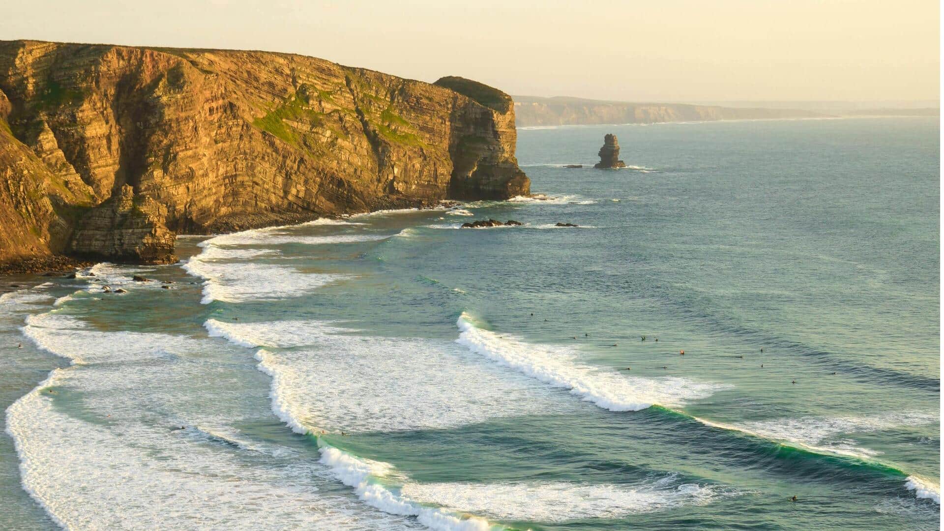 Menjelajahi Pantai Tersembunyi di Portugal untuk Pelarian Tenang
